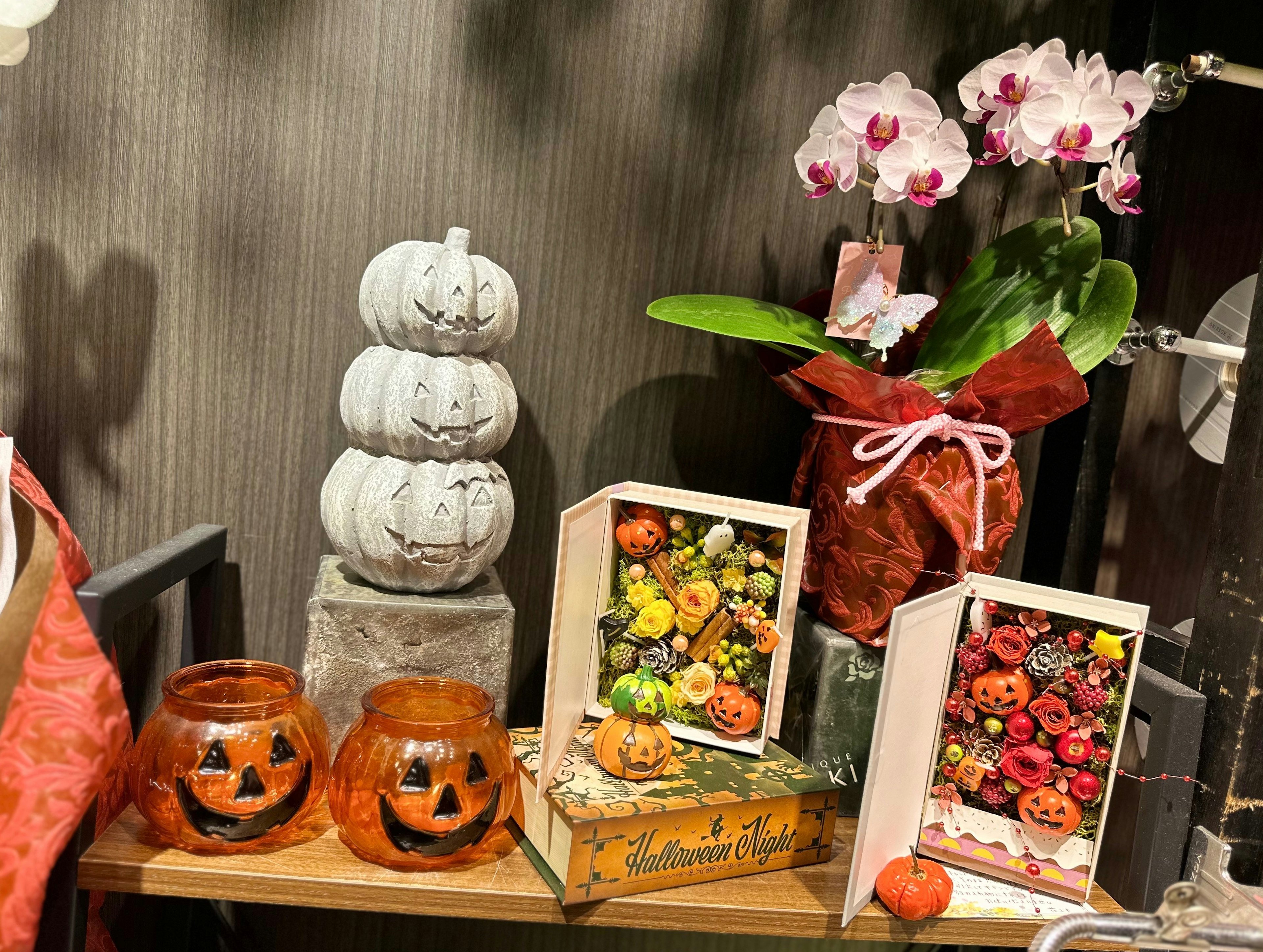 ハロウィンのジャックオランタンの容器やハロウィン感が満載の花のオブジェが並んでいる