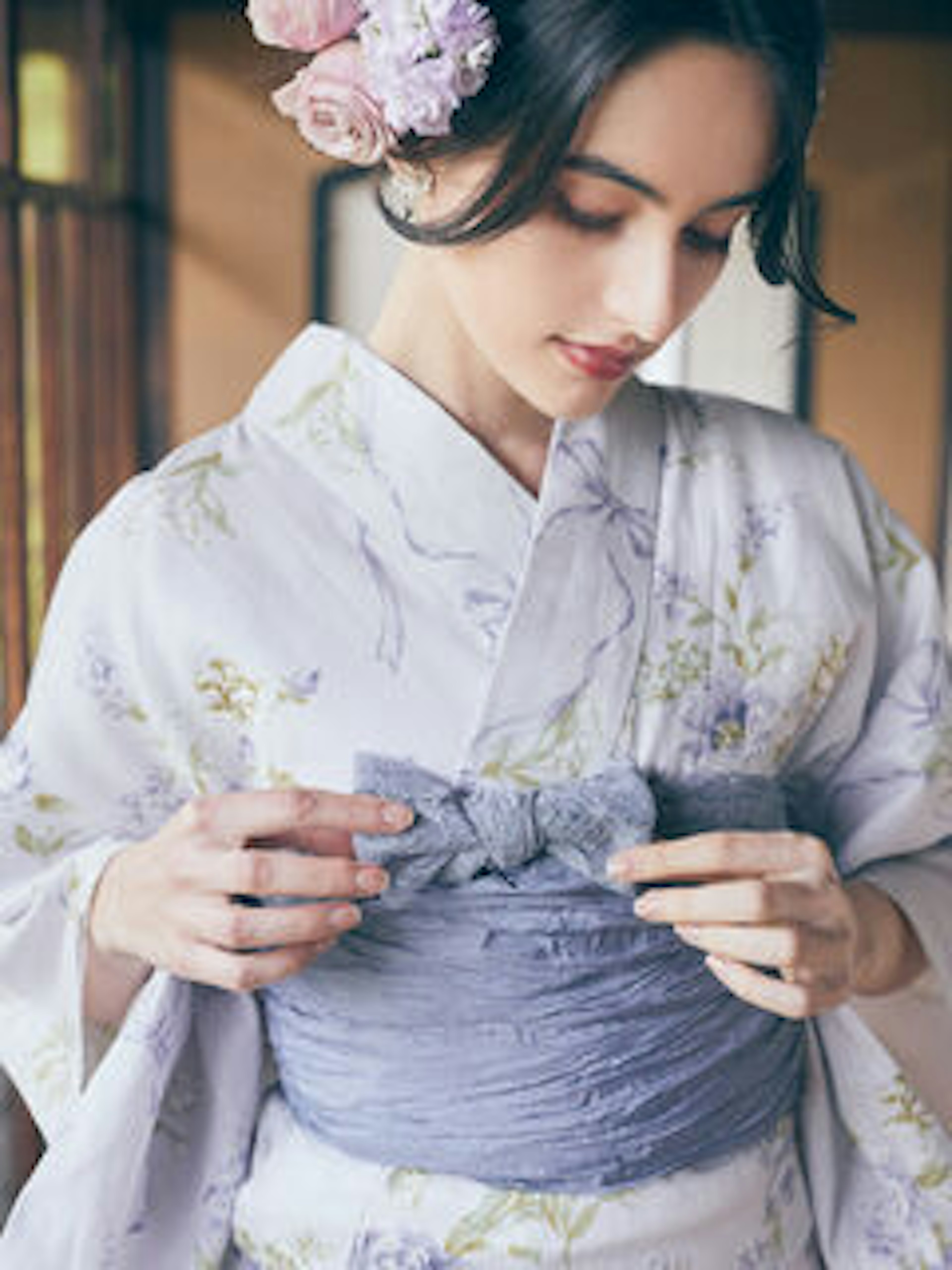 落ち着いた色合いの浴衣を着ている画像。