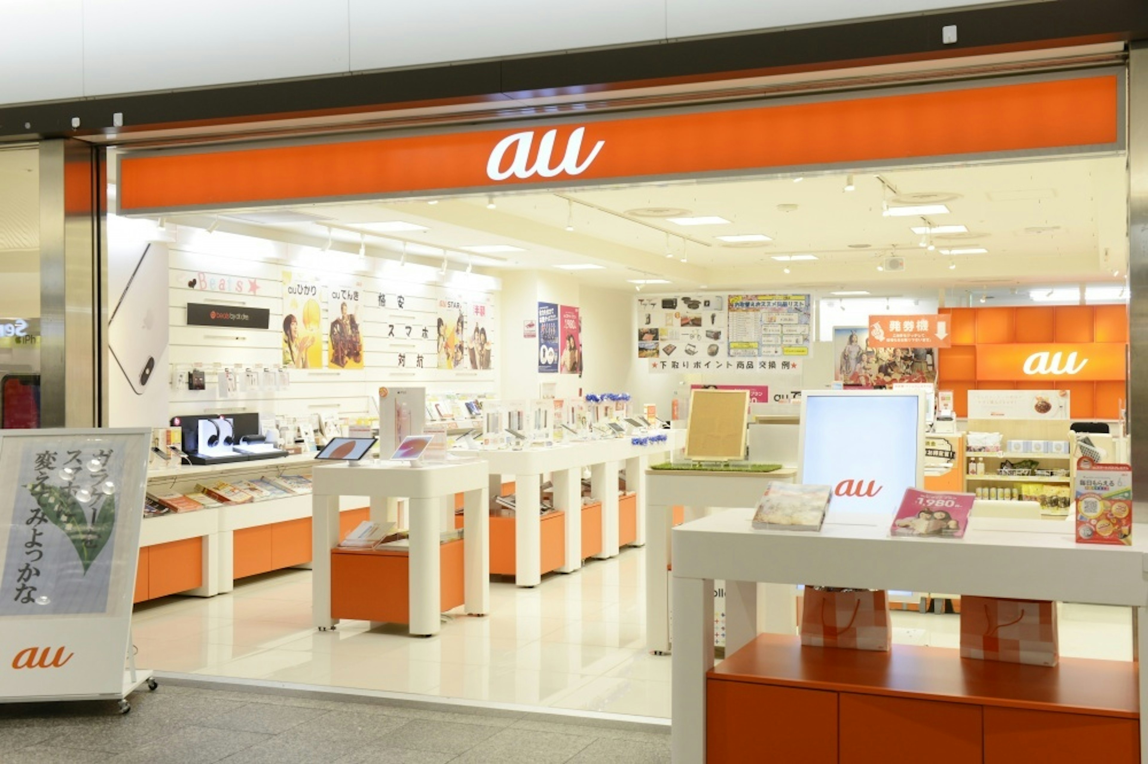 最新のapple製品が揃うauショップの店内風景