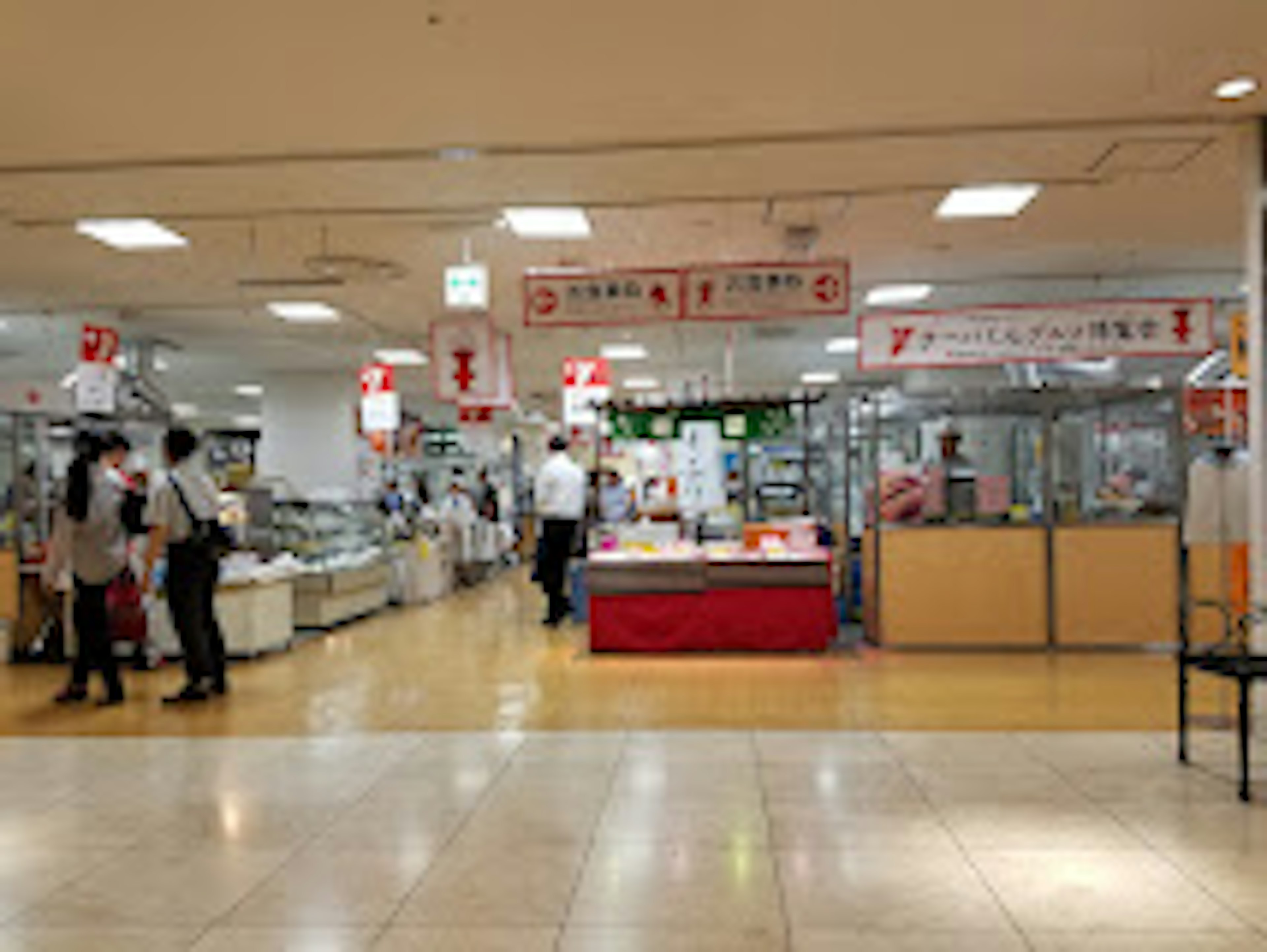 広々とした店内でゴルフ用品を探す楽しさを体験