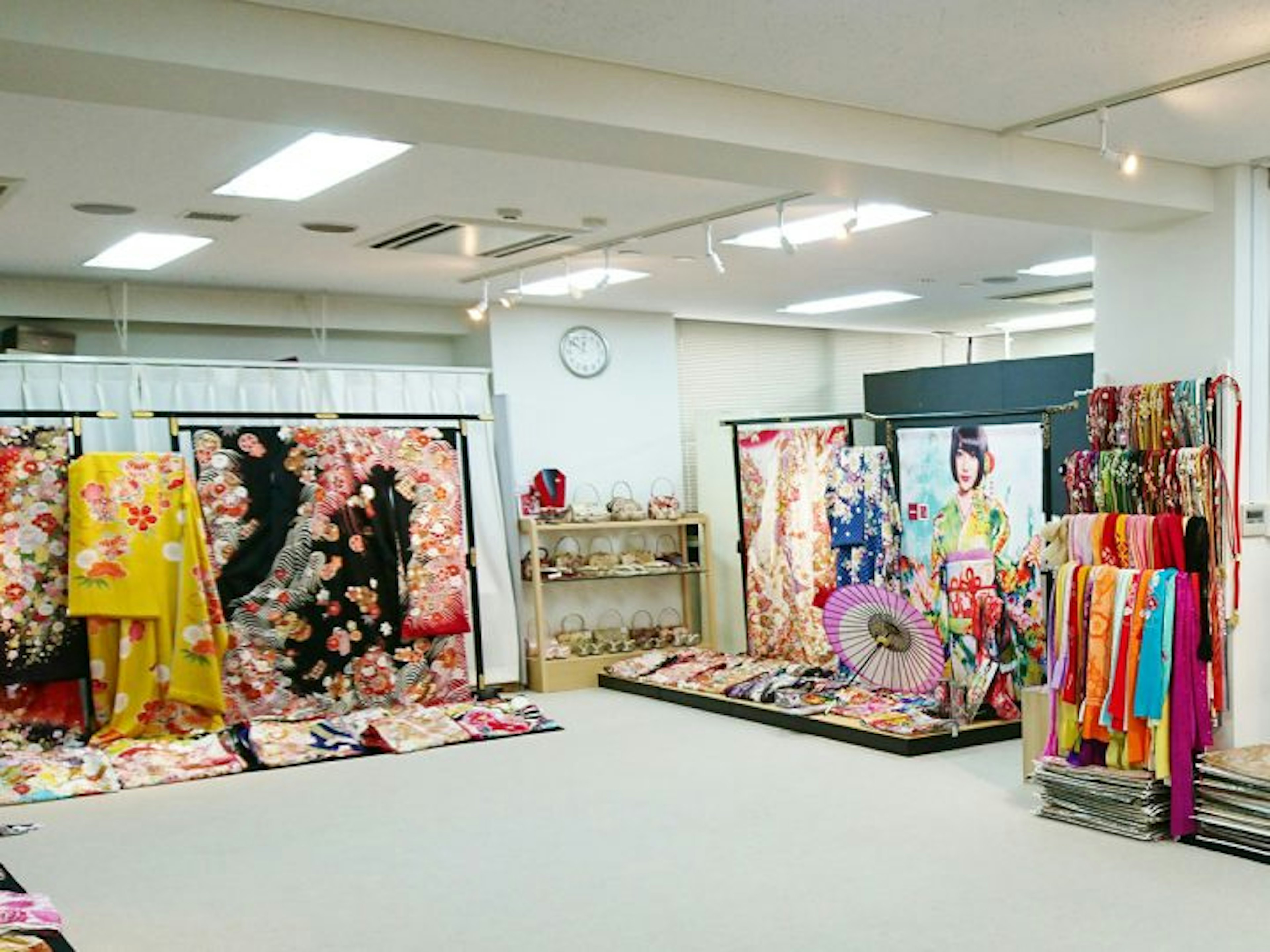 色とりどりの着物が並ぶ店内で、伝統美を堪能できます。