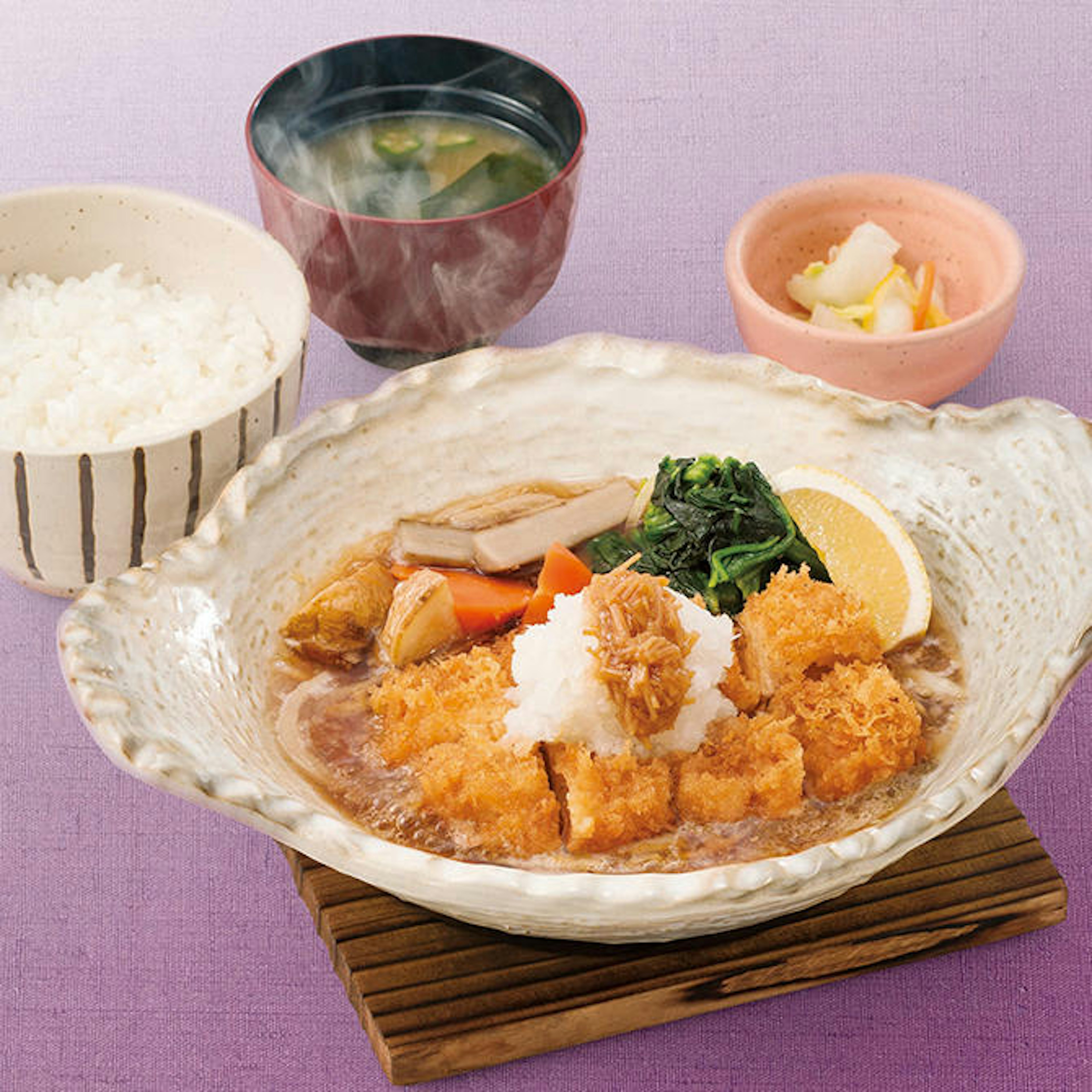 サクサクのカツと新鮮な野菜が楽しめる定食