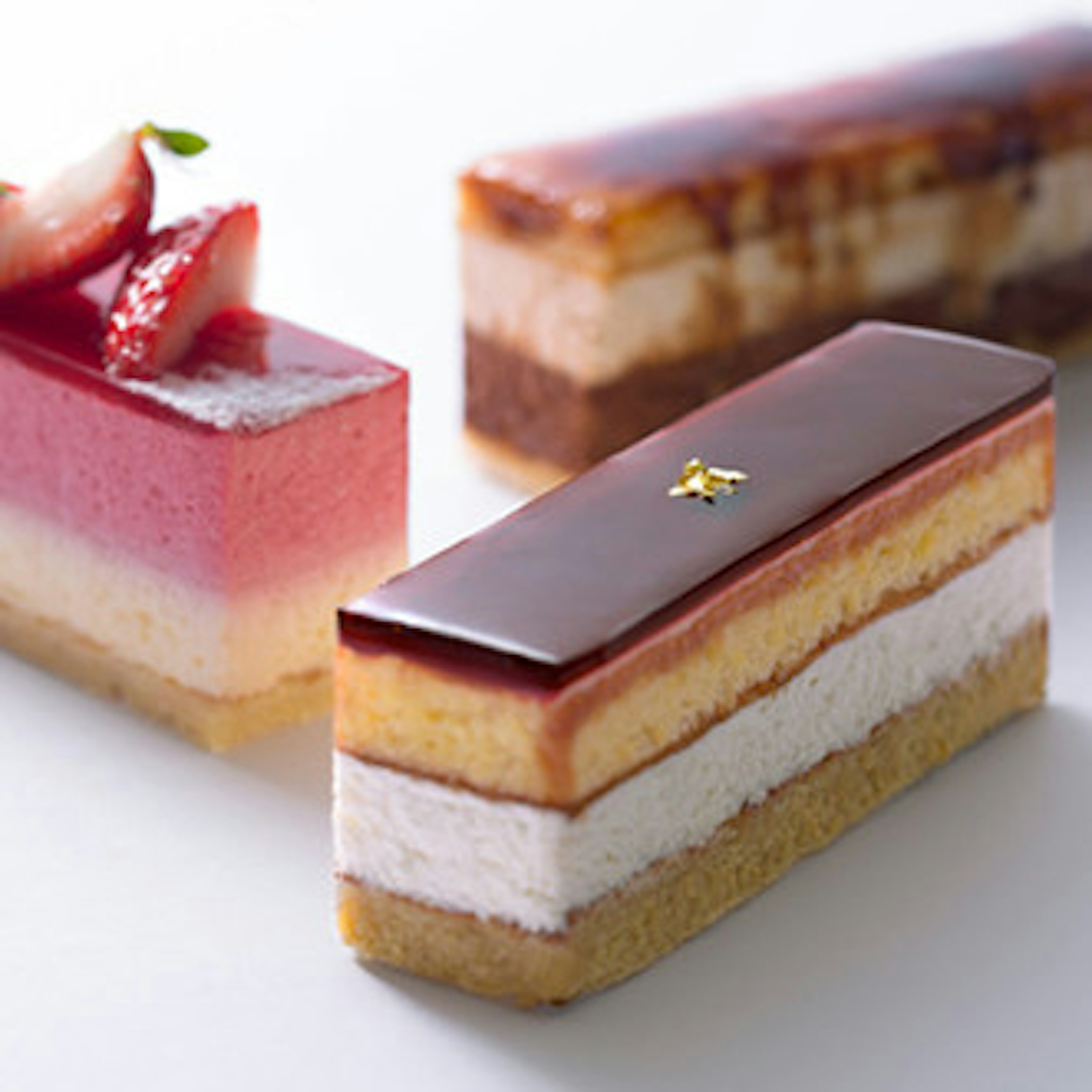 贅沢なプレゼントに最適な美しいケーキセット