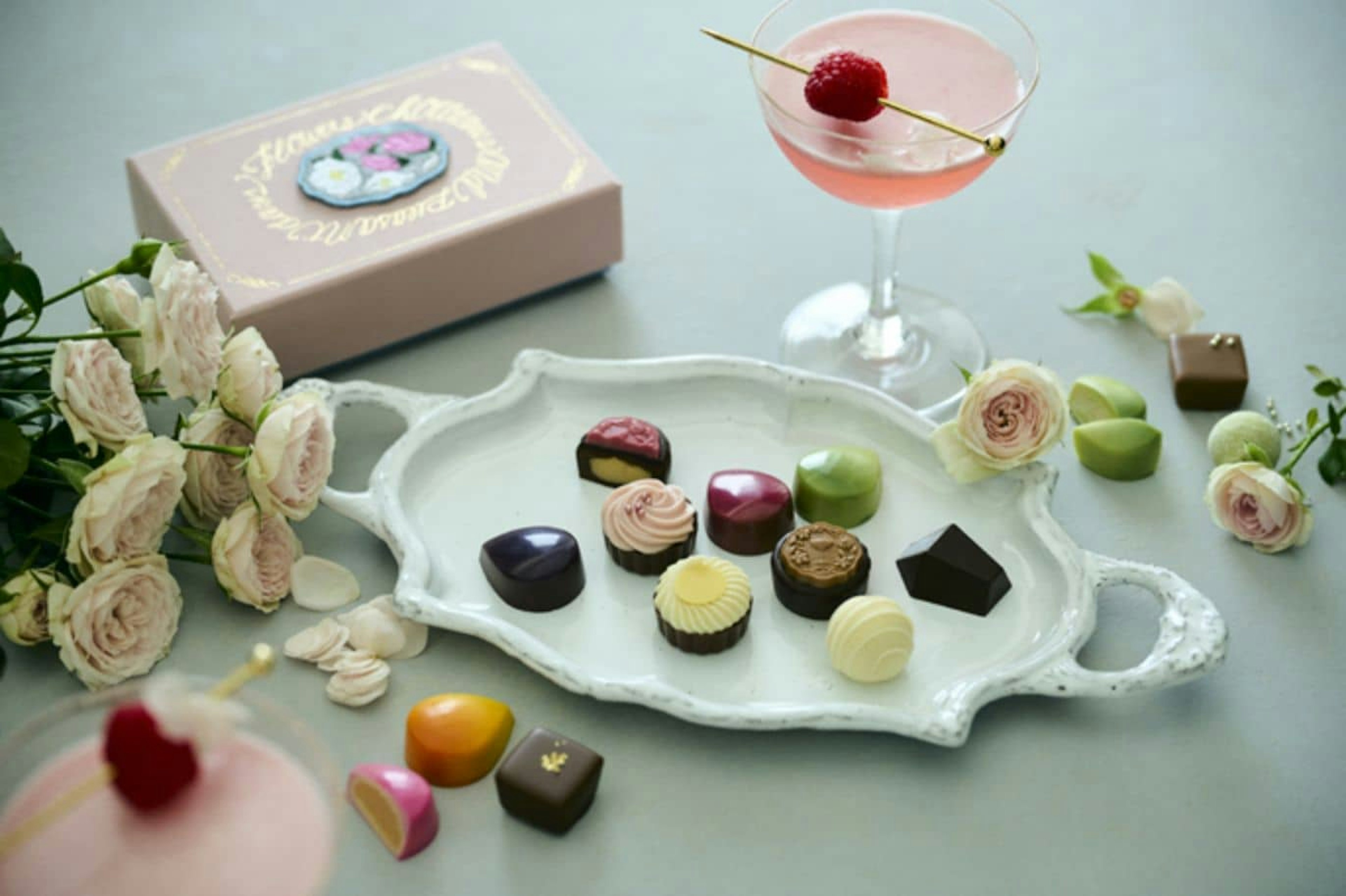 バレンタインにぴったりの華やかなチョコレートの画像。