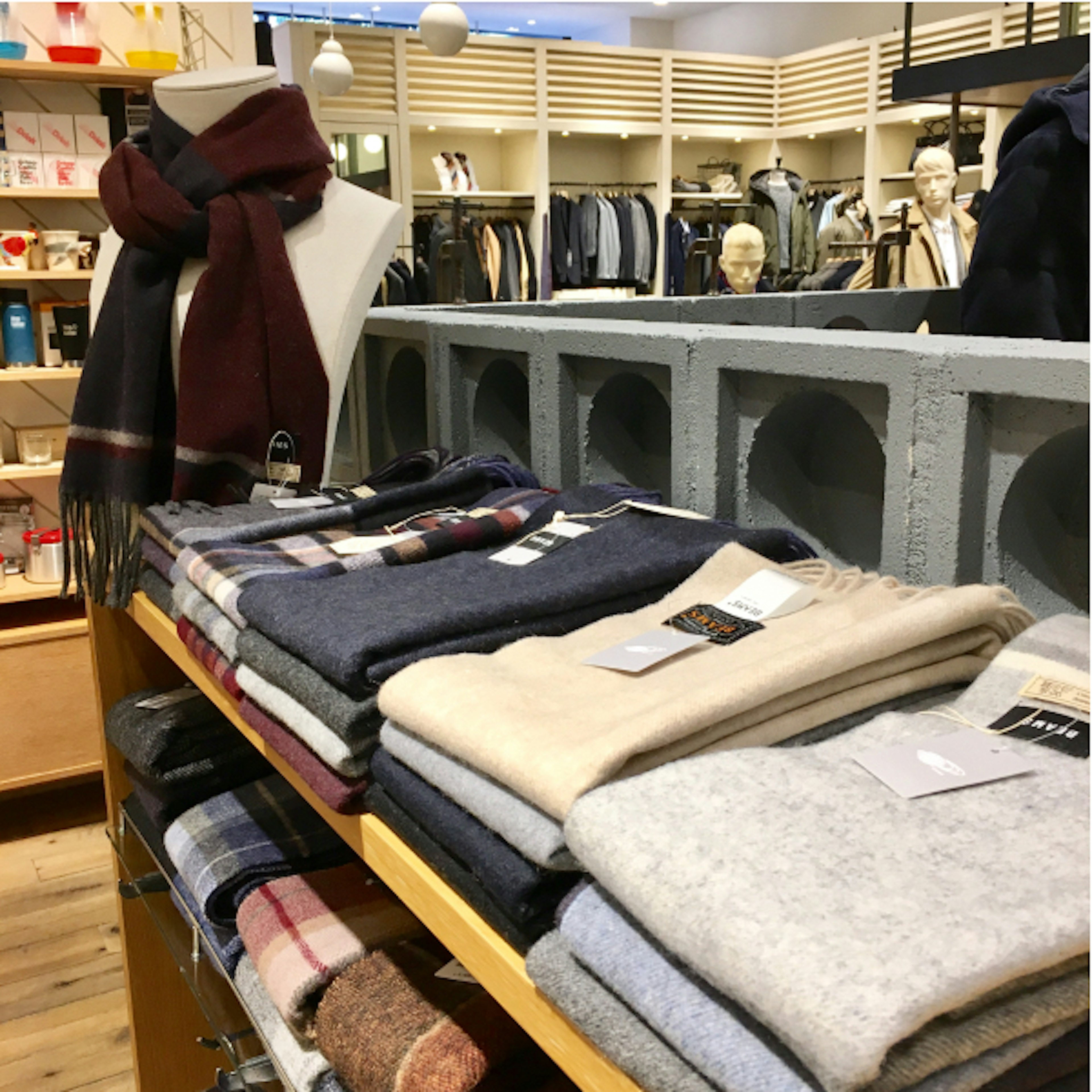 高品質なマフラーが揃うおしゃれなセレクトショップ