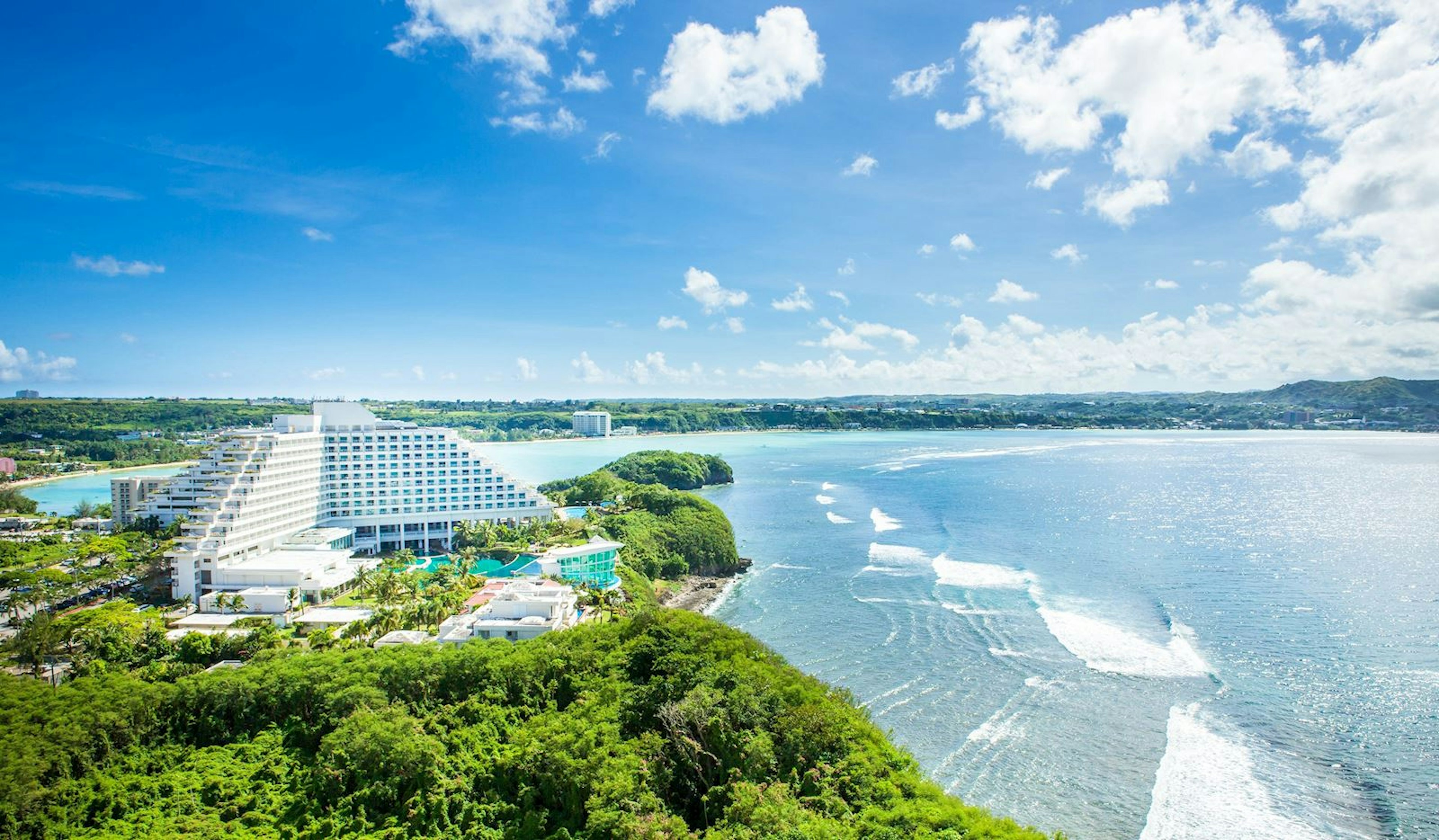 美しい海とリゾートホテルが広がる絶景の旅行先