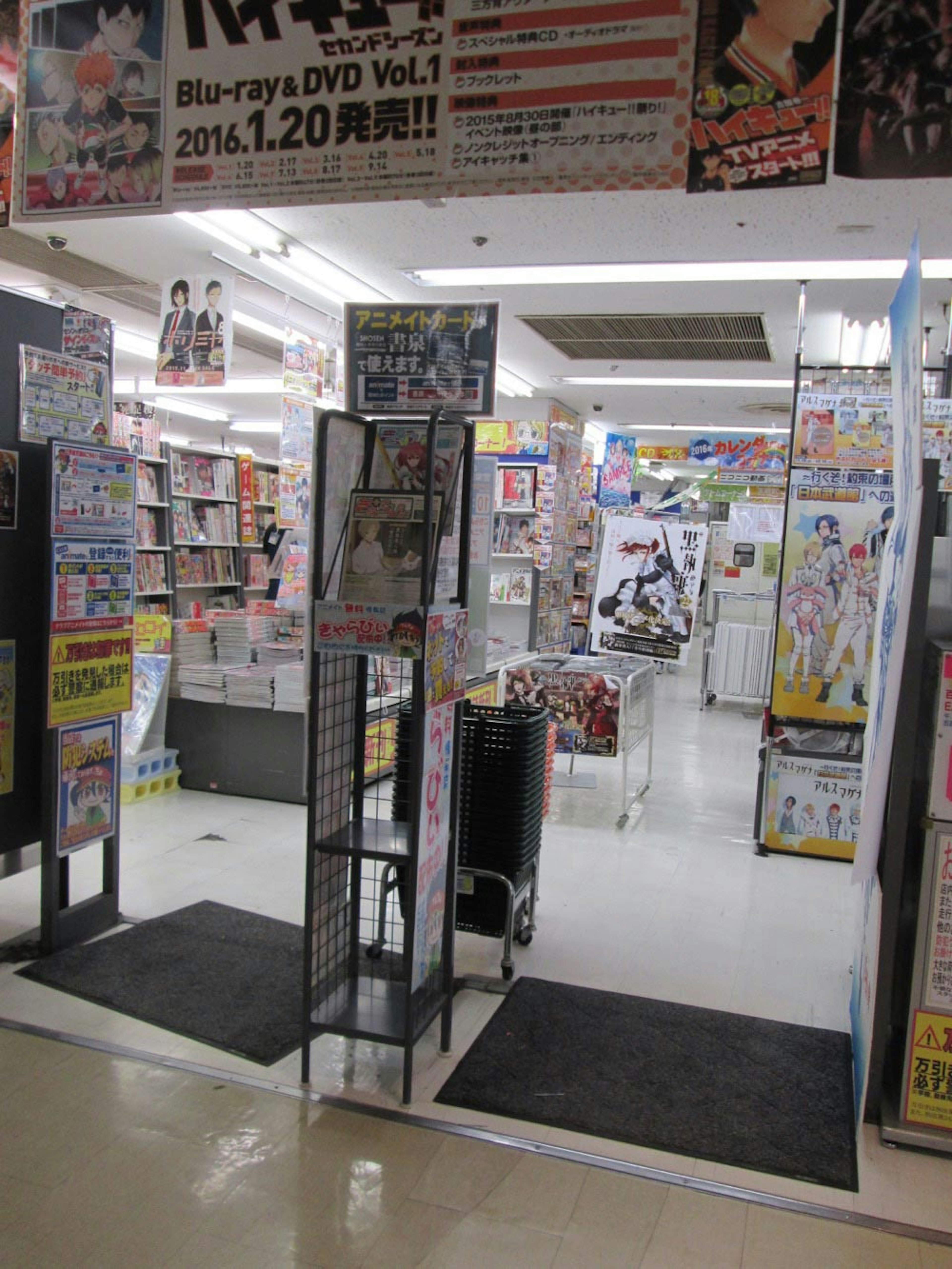 アニメグッズやカードが豊富に揃うカードショップ