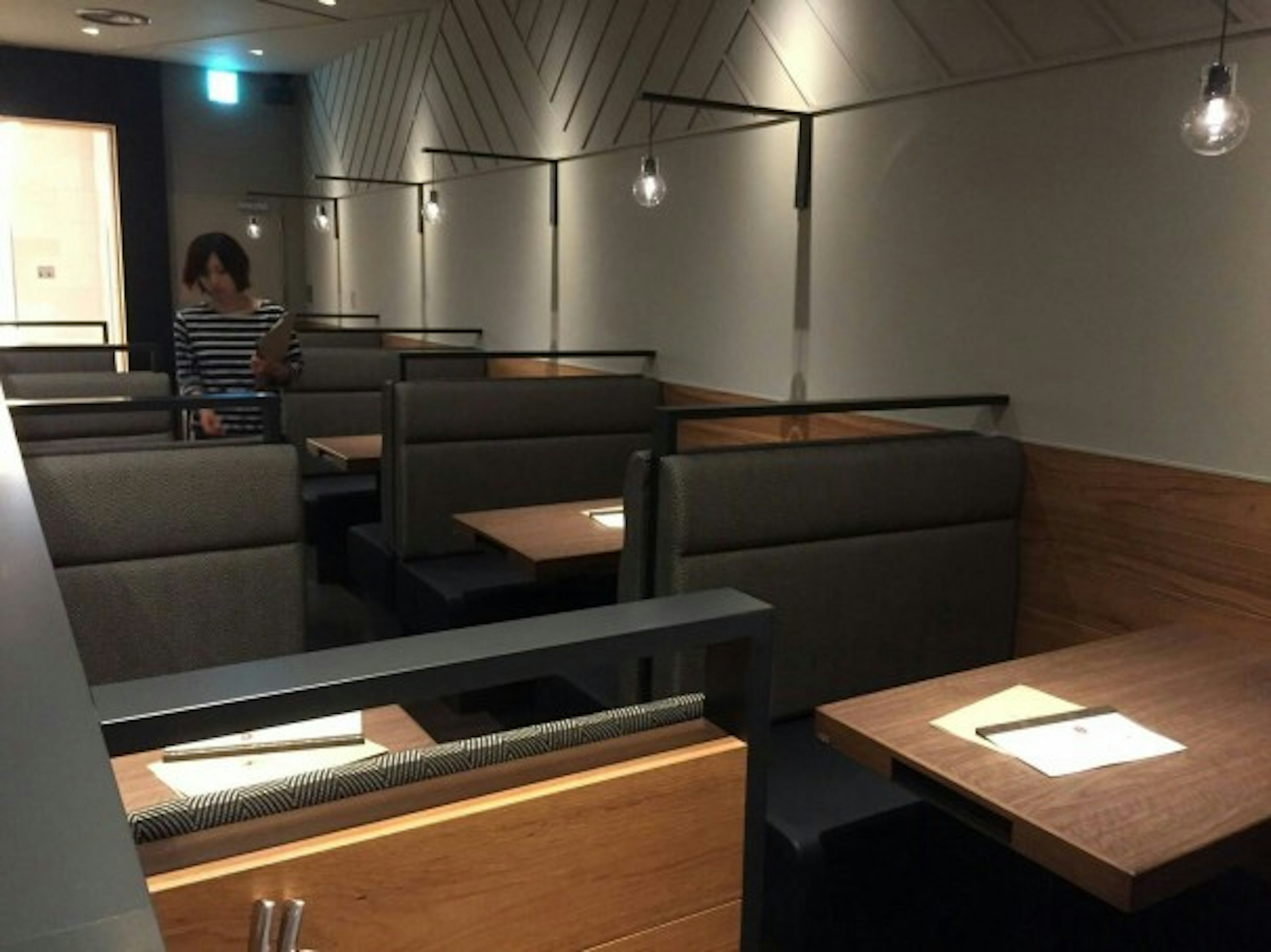 落ち着いた雰囲気のカフェで、快適なソファ席が魅力です。