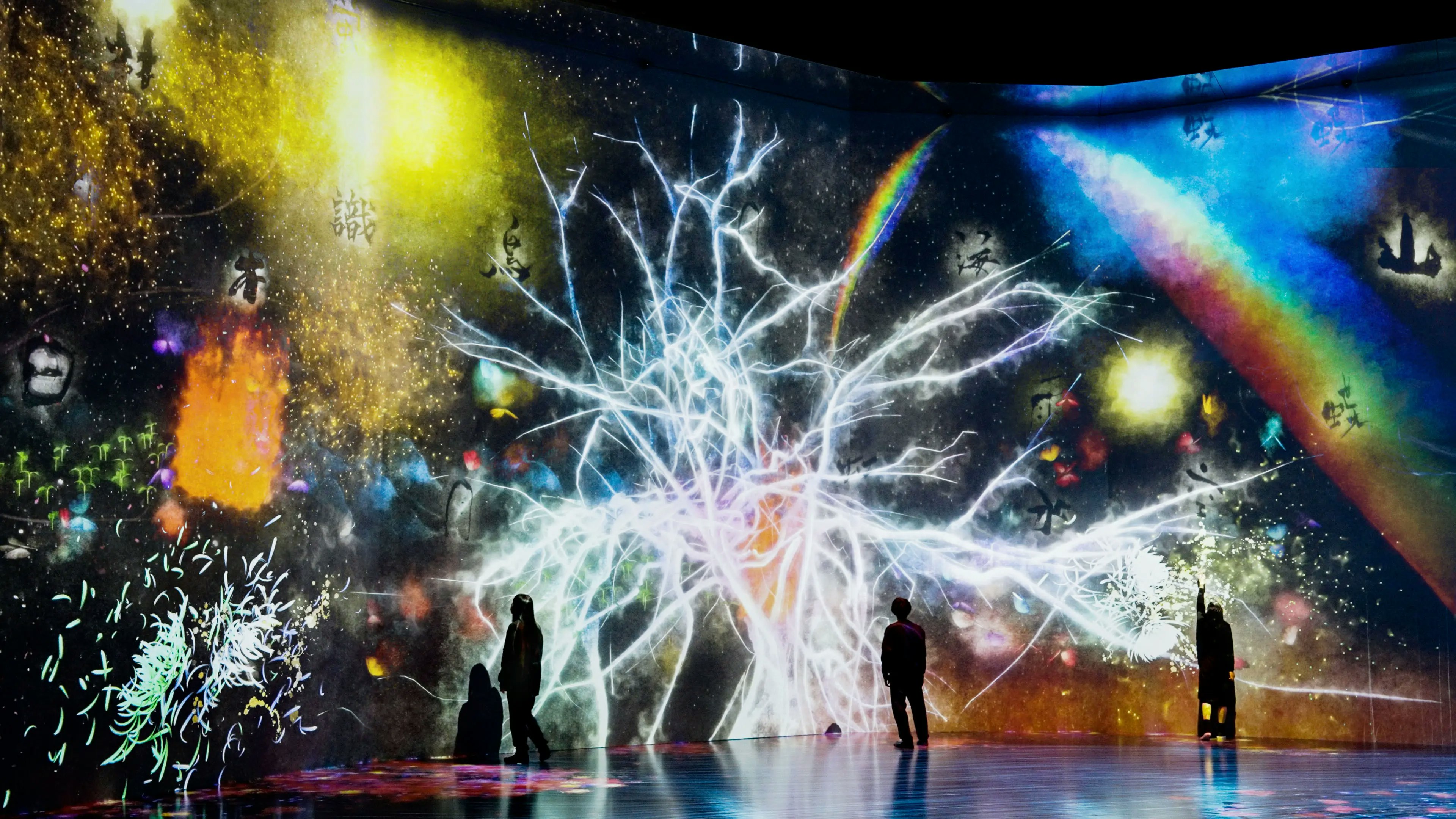 麻布台ヒルズにあるチームラボボーダレスの展示の様子