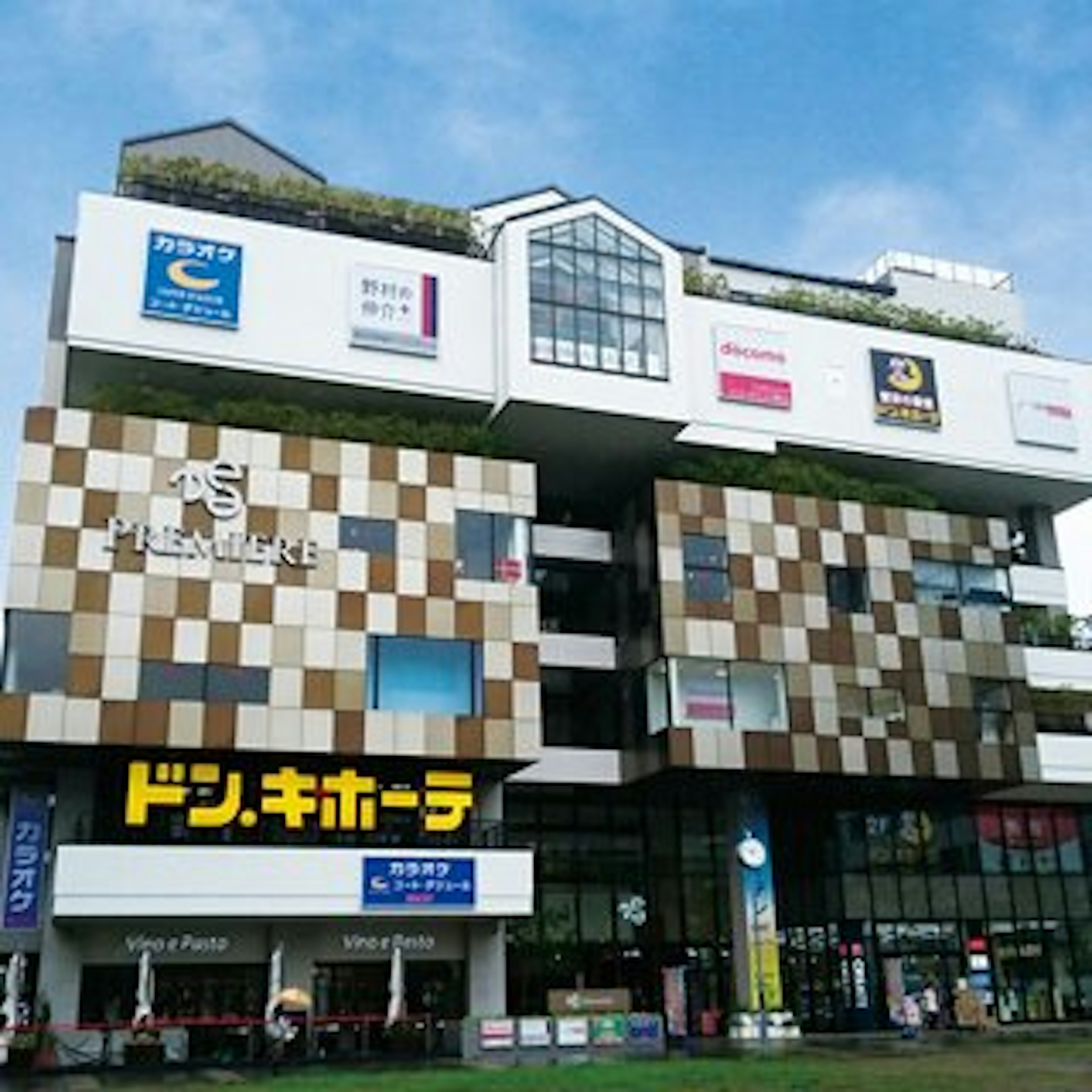 多彩な商品が揃うショッピングモールで楽しい買い物体験