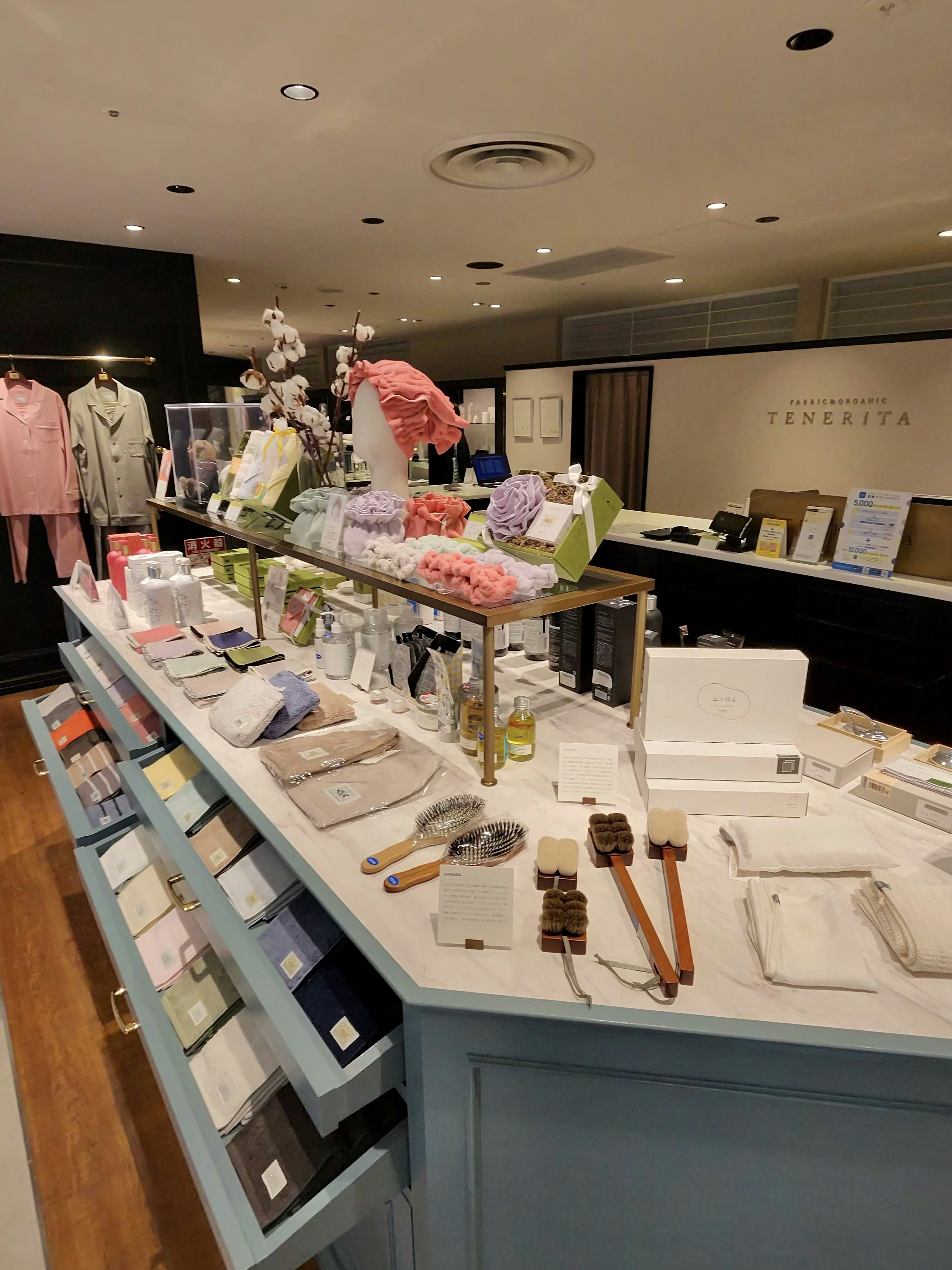 TENERITAルミネ新宿店の店内ディスプレイ