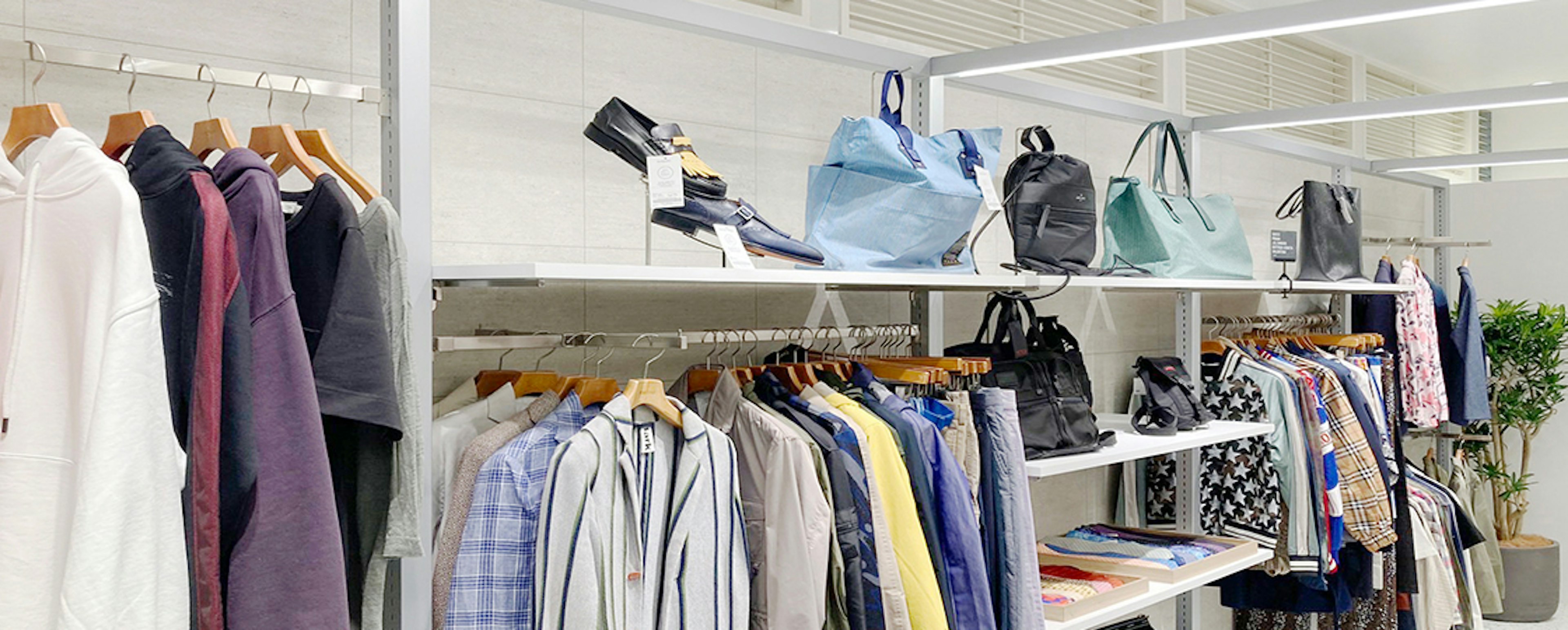 ティファニーの洗練されたファッションアイテムが揃う店内