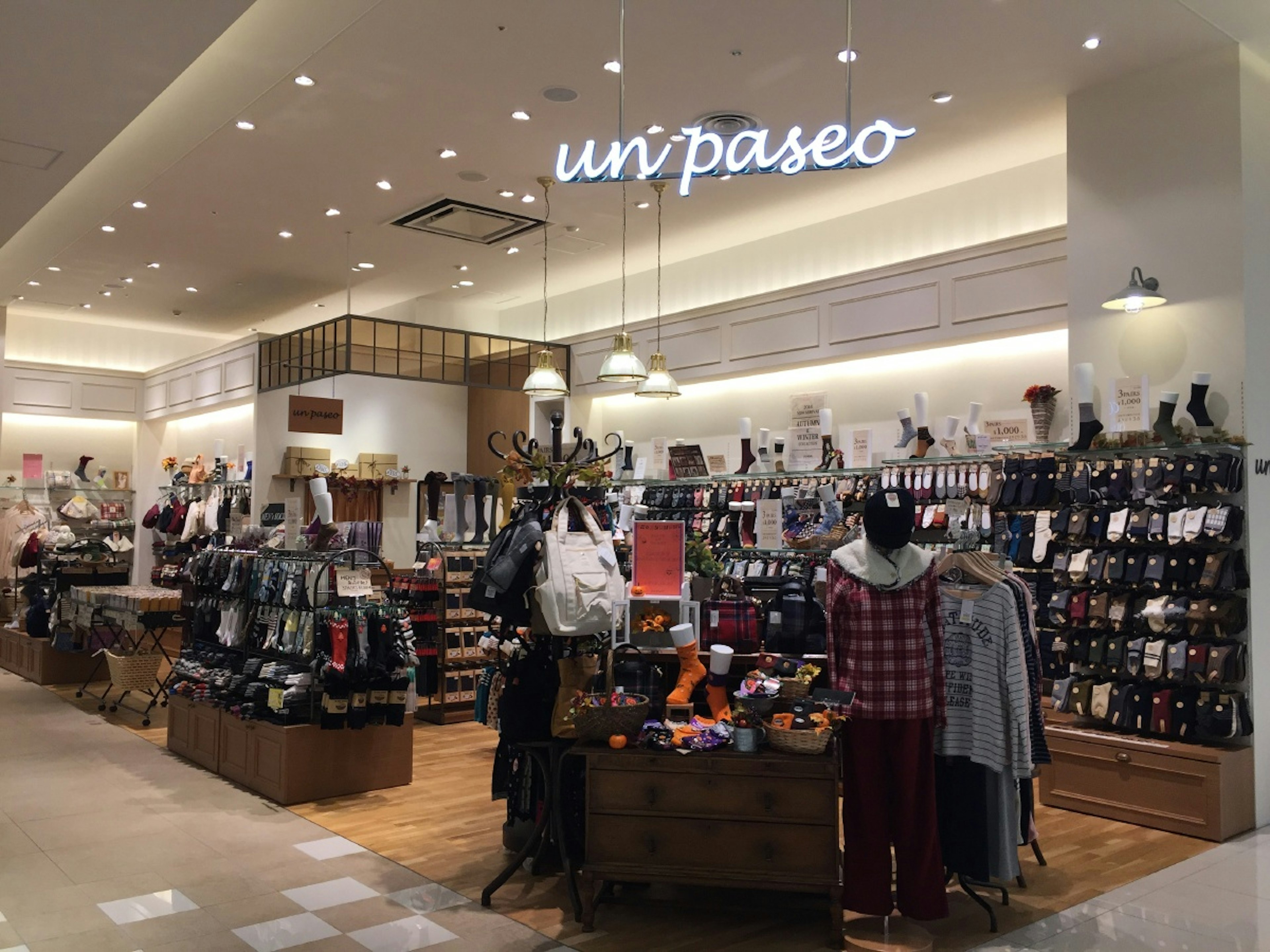 おしゃれなファッション雑貨が揃う店内の様子