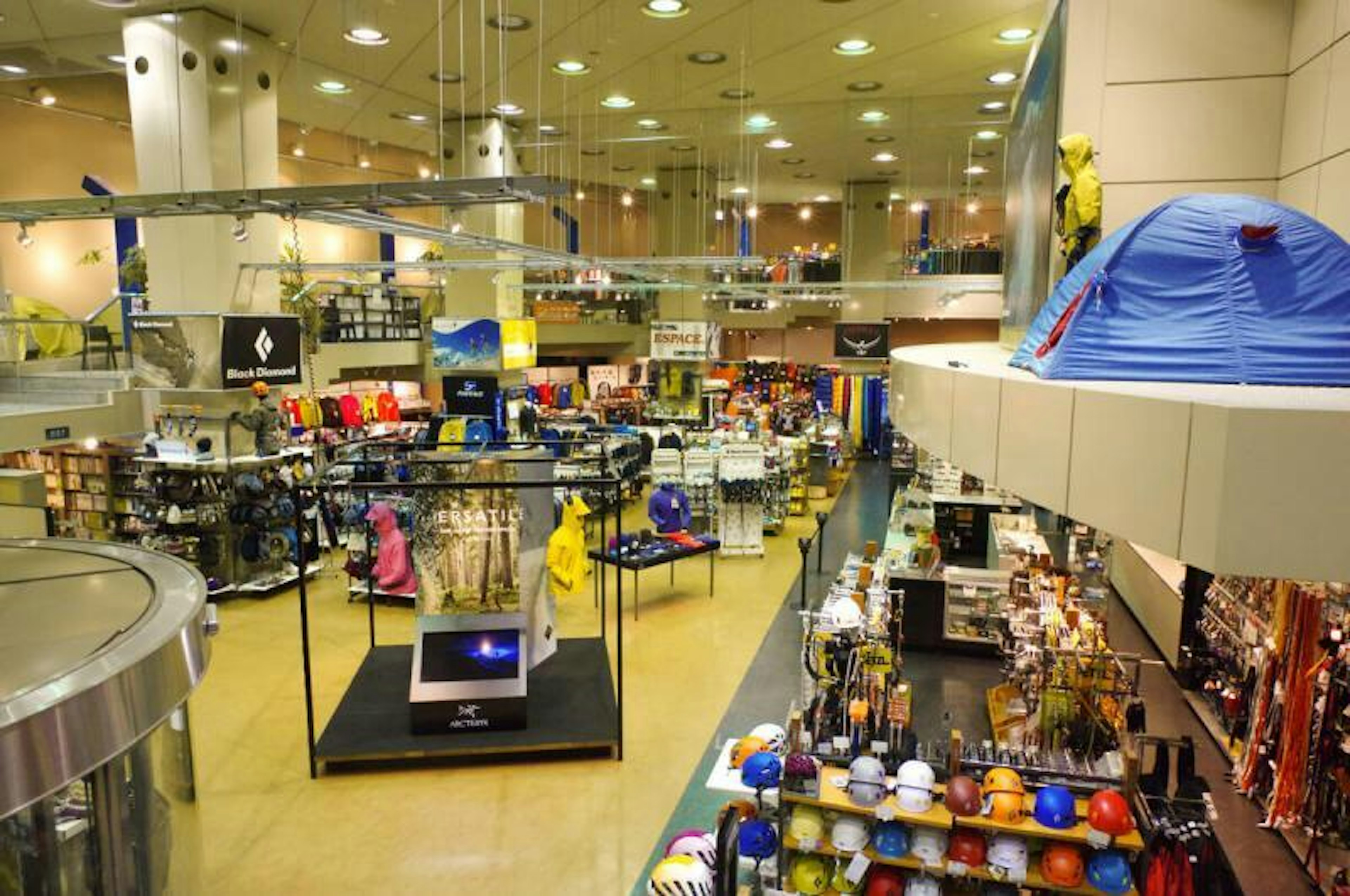 カモシカスポーツの店内の様子。棚の上に商品が並べられており、テントも展示されている。