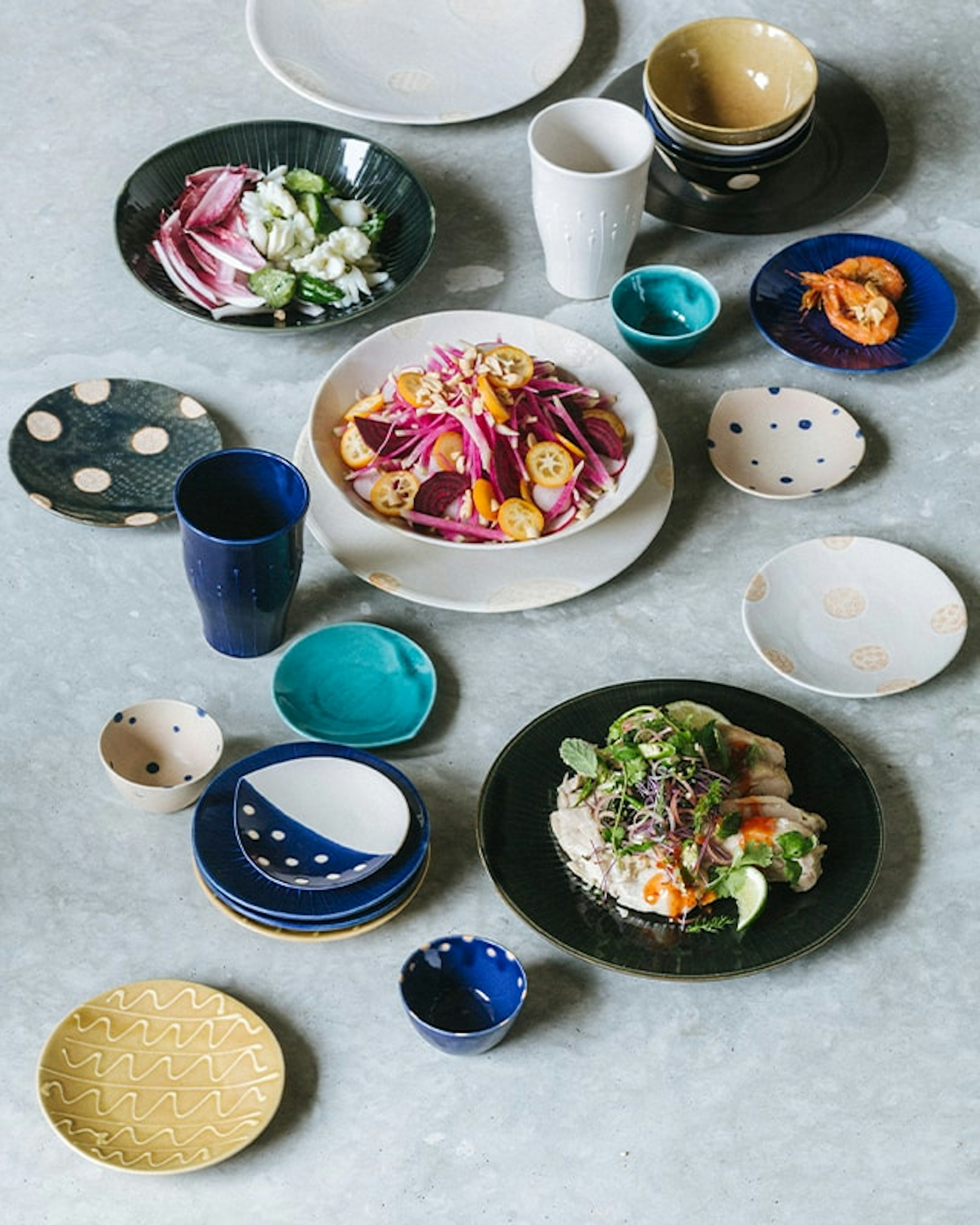 色鮮やかな食器で食卓を華やかに彩る