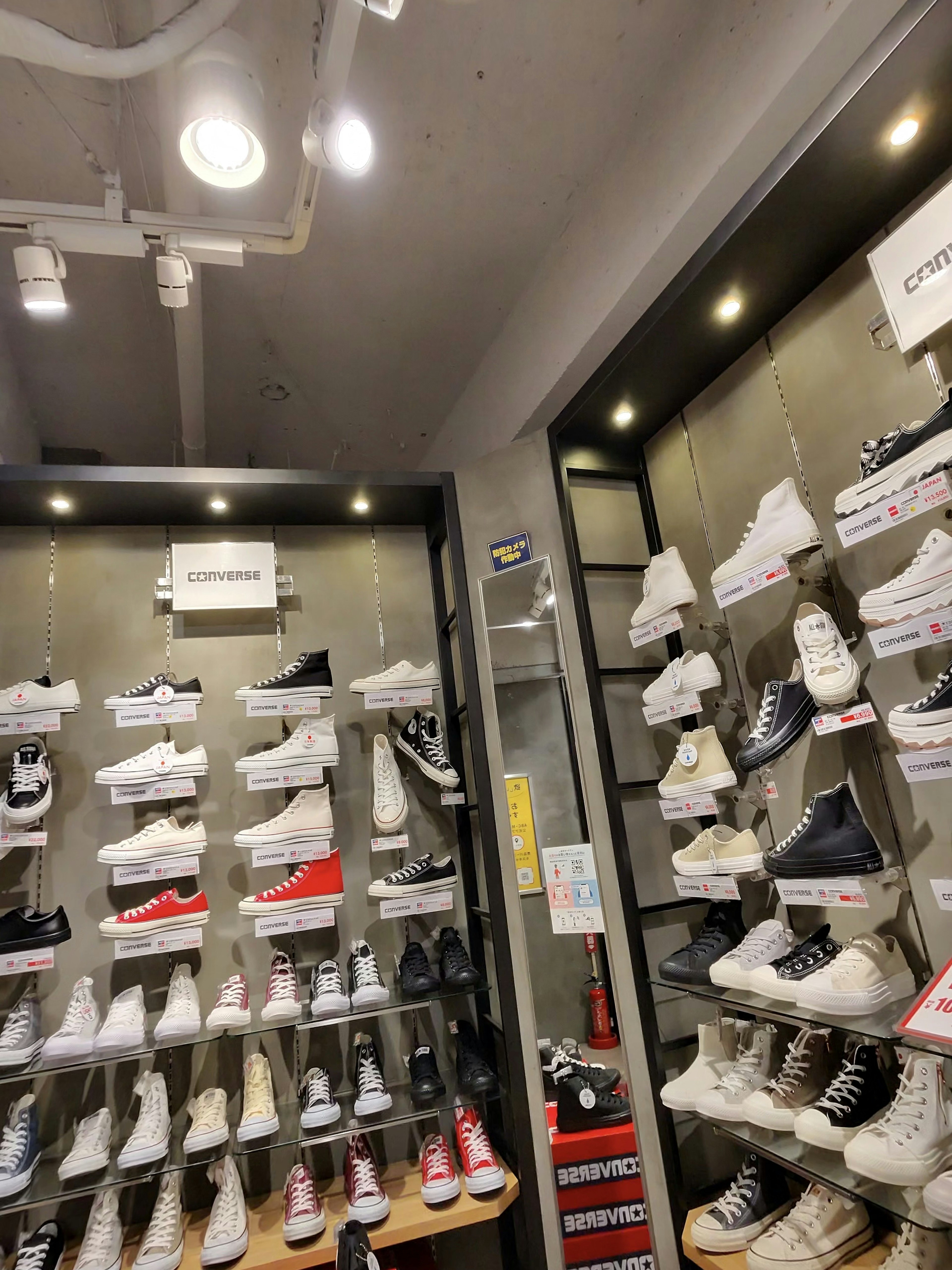ABC-MARTの店内の売り場