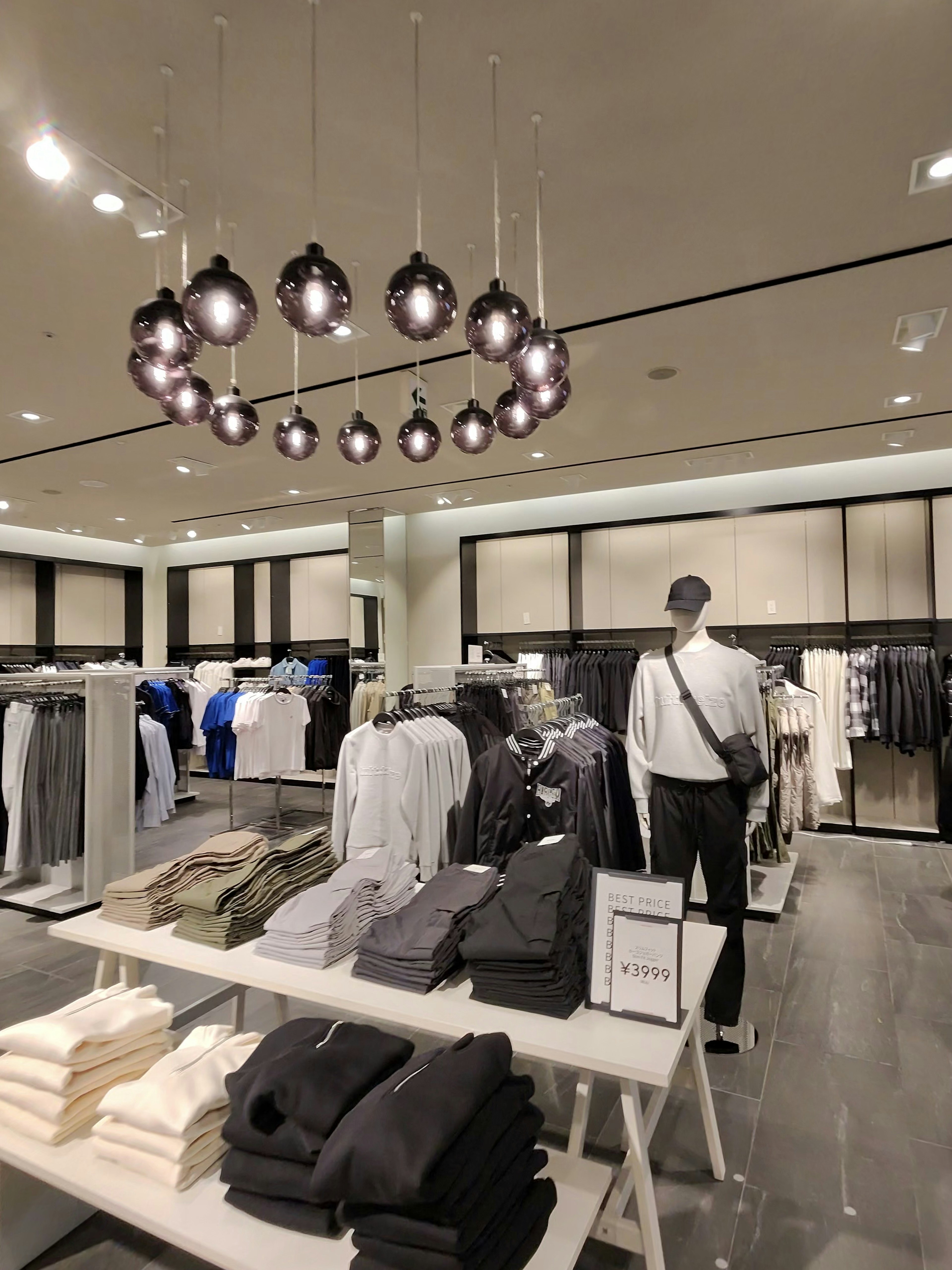H&Mの店内の売り場。カジュアルなコーディネートのマネキンがディスプレイされている