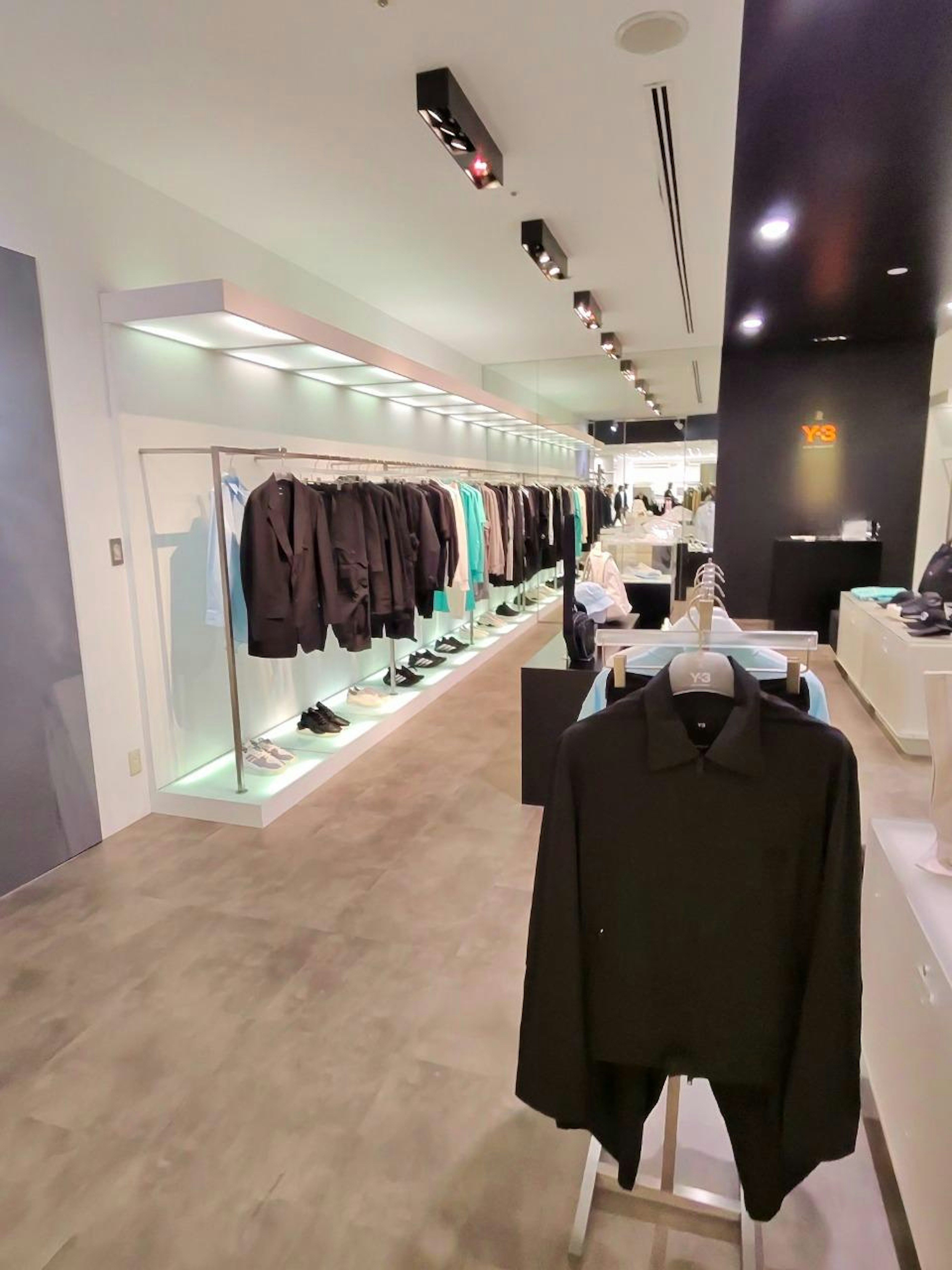 ダークトーンの服とモダンなデザインが特徴のY-3ブランド店内