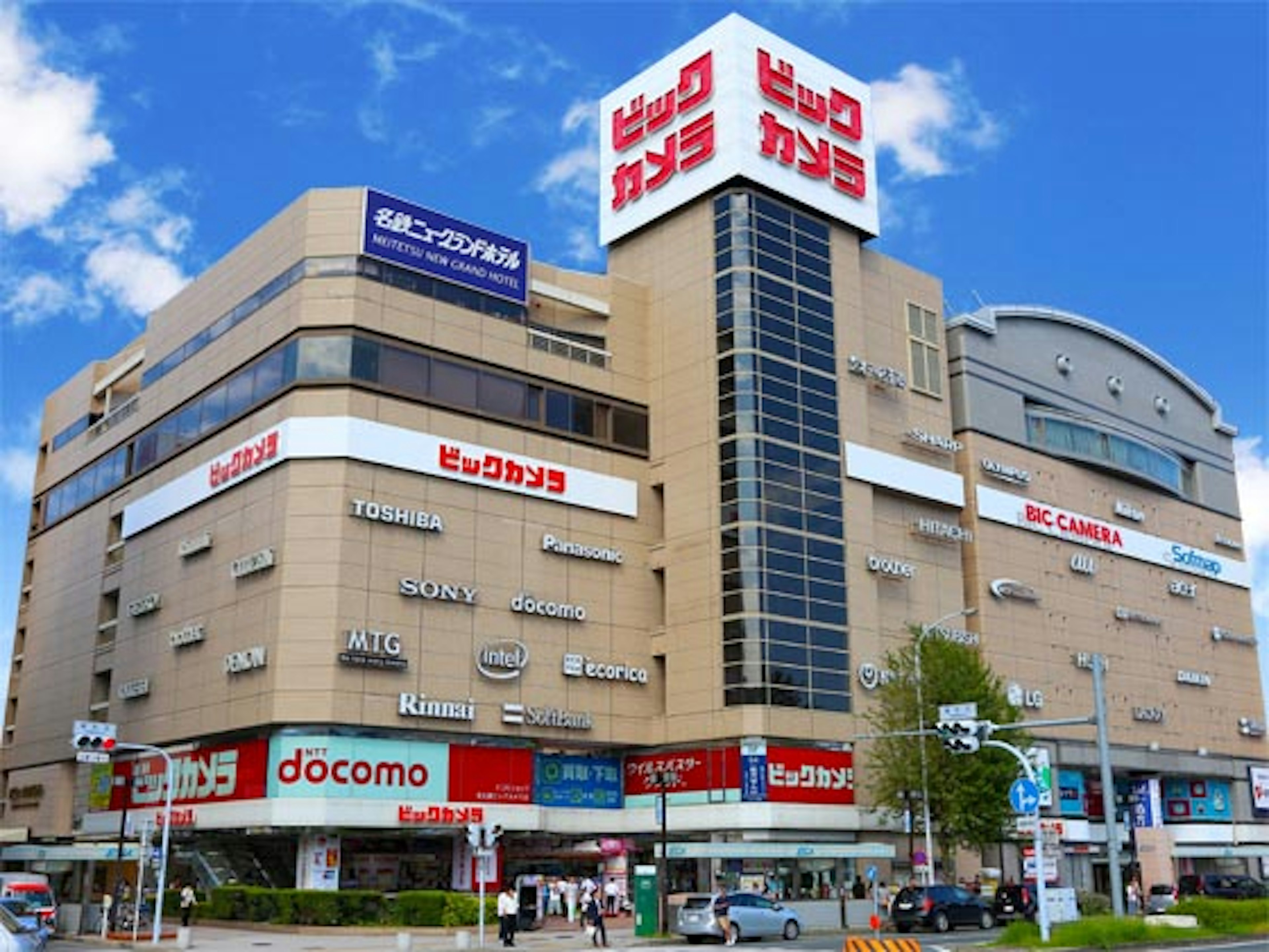 最新のモバイルバッテリーが揃う便利な家電量販店