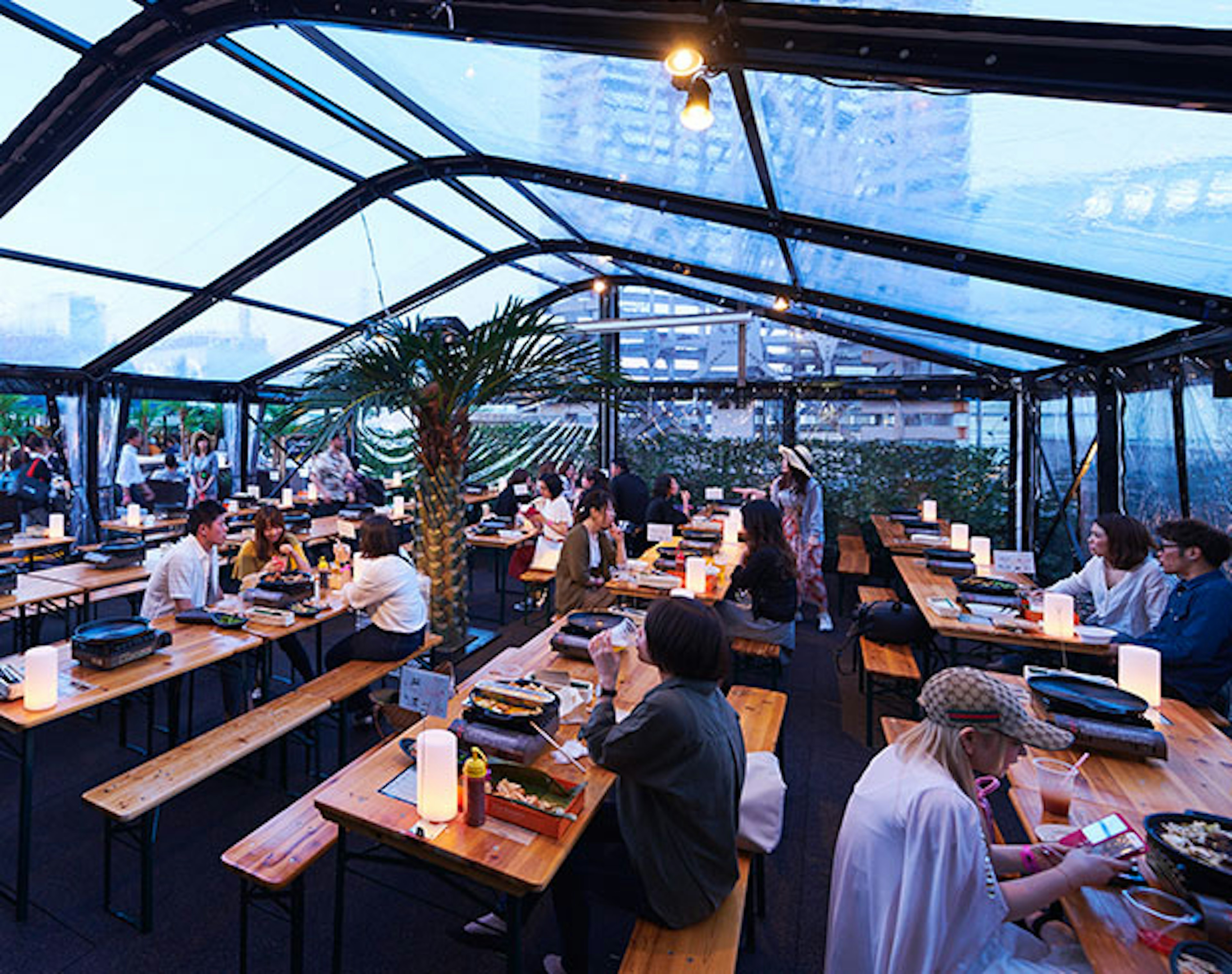都会の夜景を楽しみながらビアガーデンで乾杯