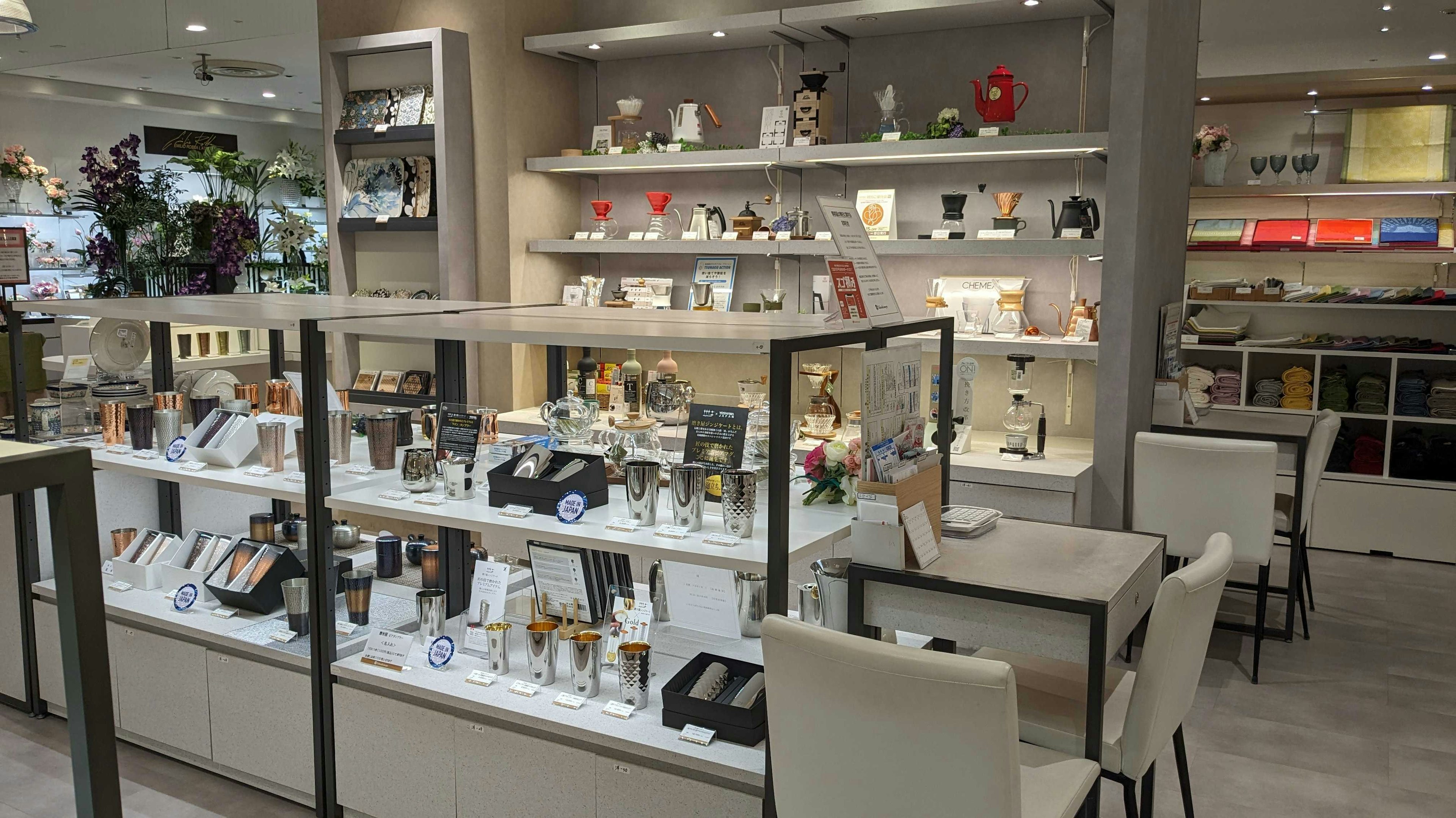 新宿高島屋の和洋食器売り場にはモダンなコーヒーアイテムとエレガントなテーブルウェアもディスプレイされています。