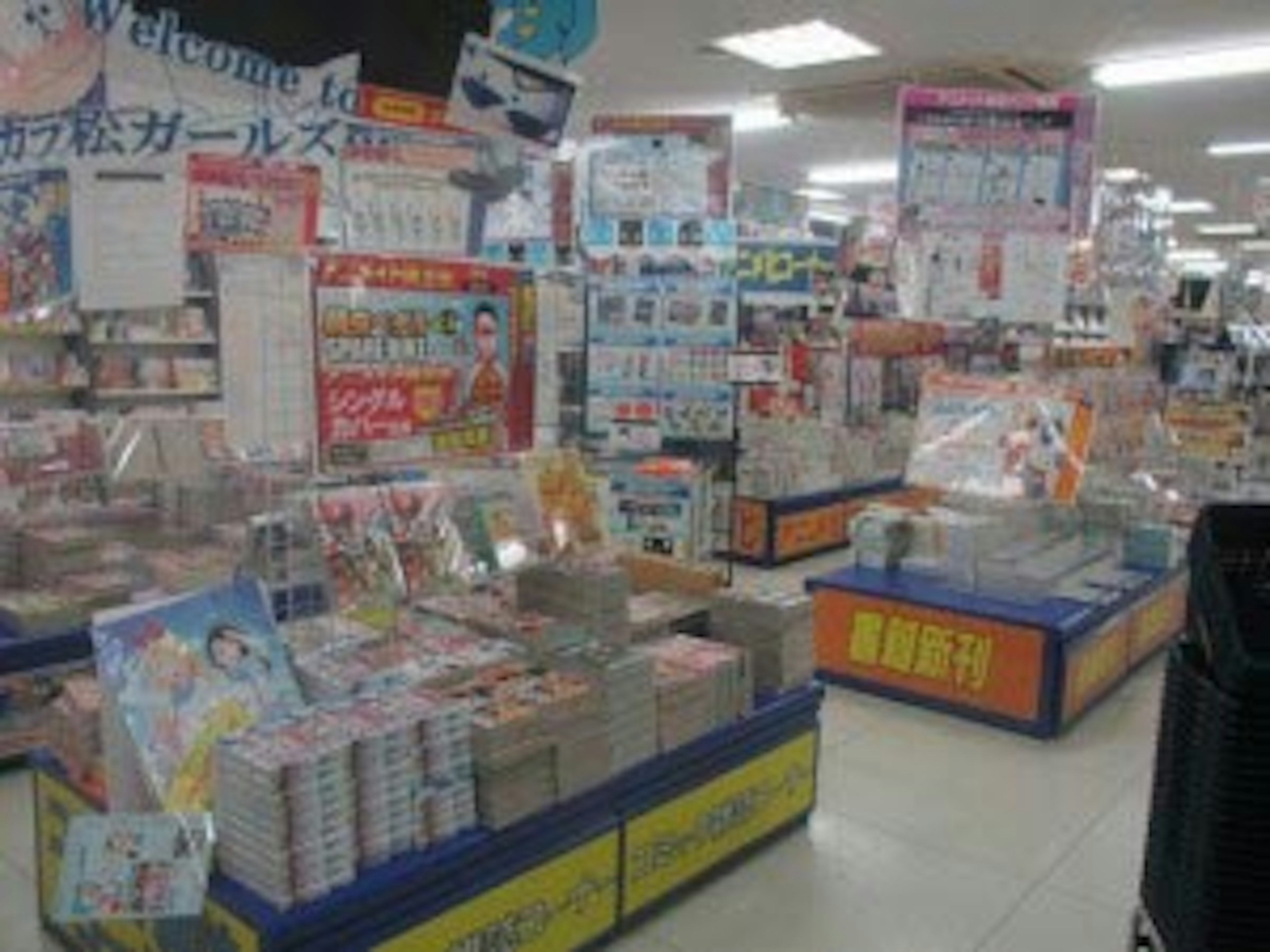 豊富なカードとグッズが揃うカードショップの店内