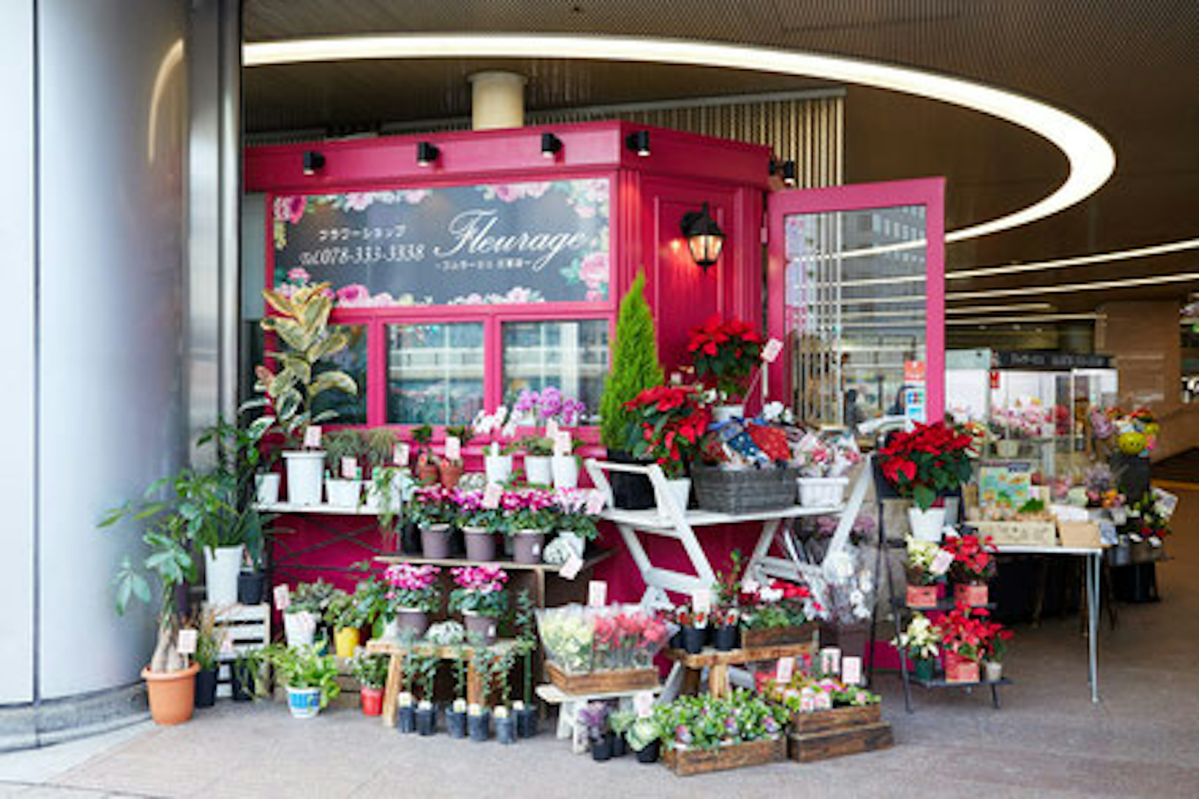 駅前の花屋で季節の花々が美しく並ぶ店舗