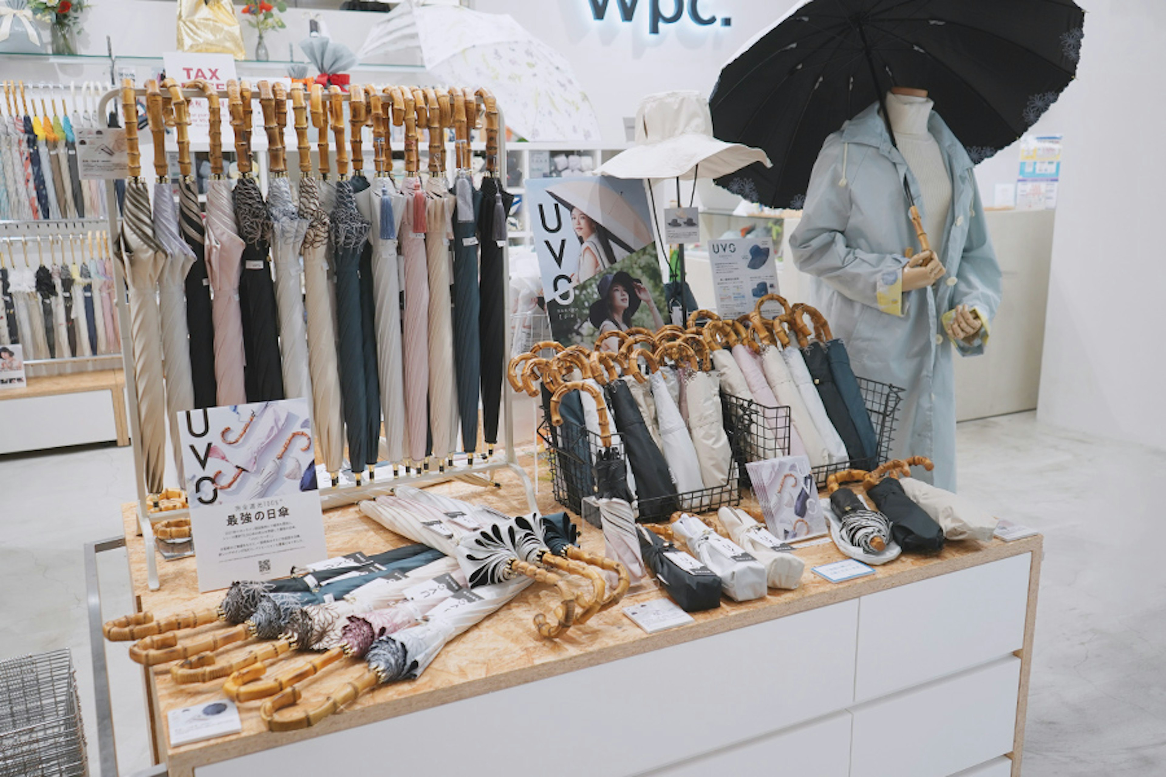 UVカットの日傘が陳列されたWpc 心斎橋パルコ店の店内