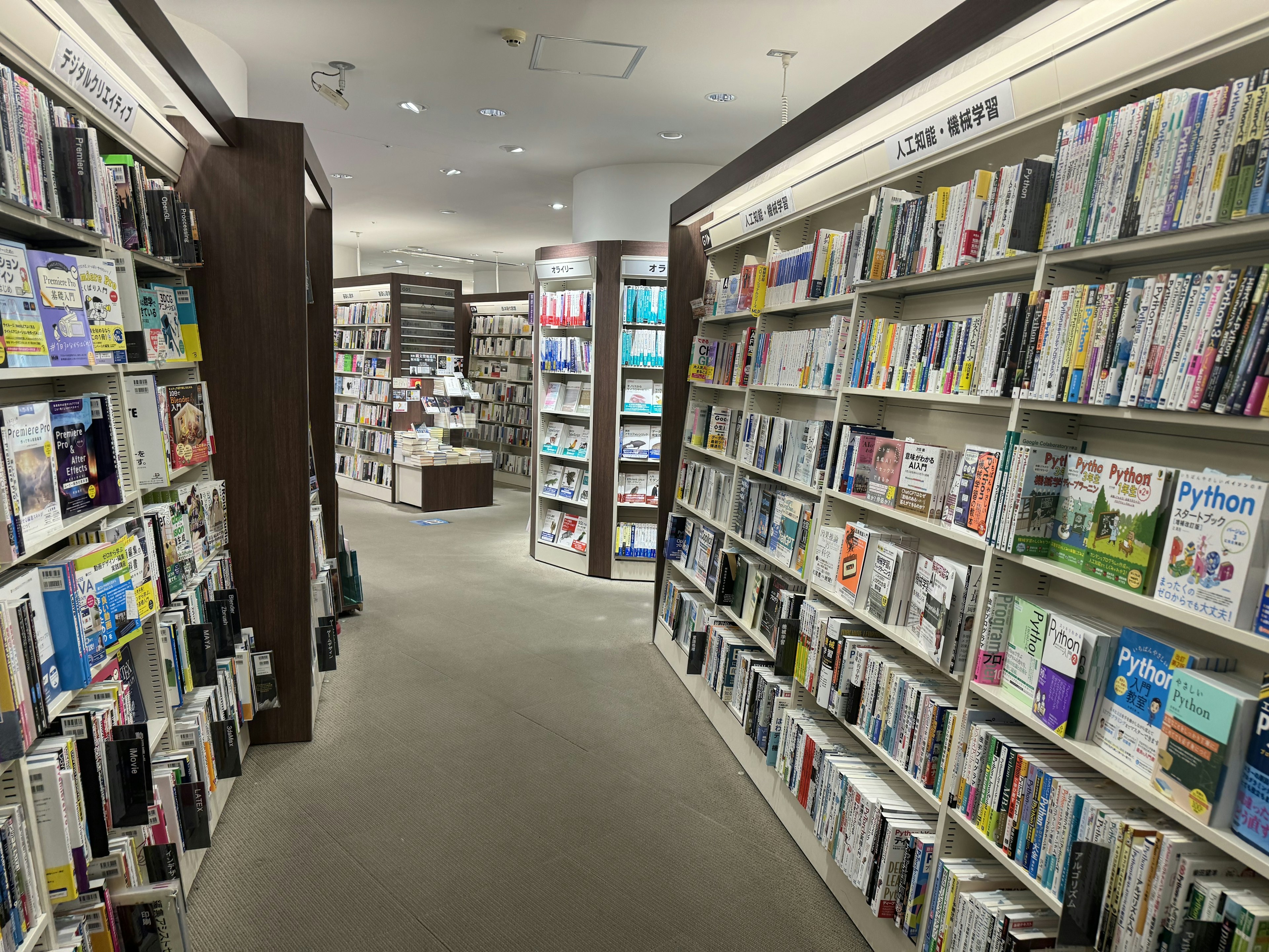 Book1st.の大きな棚に書籍がずらりと並ぶ様子