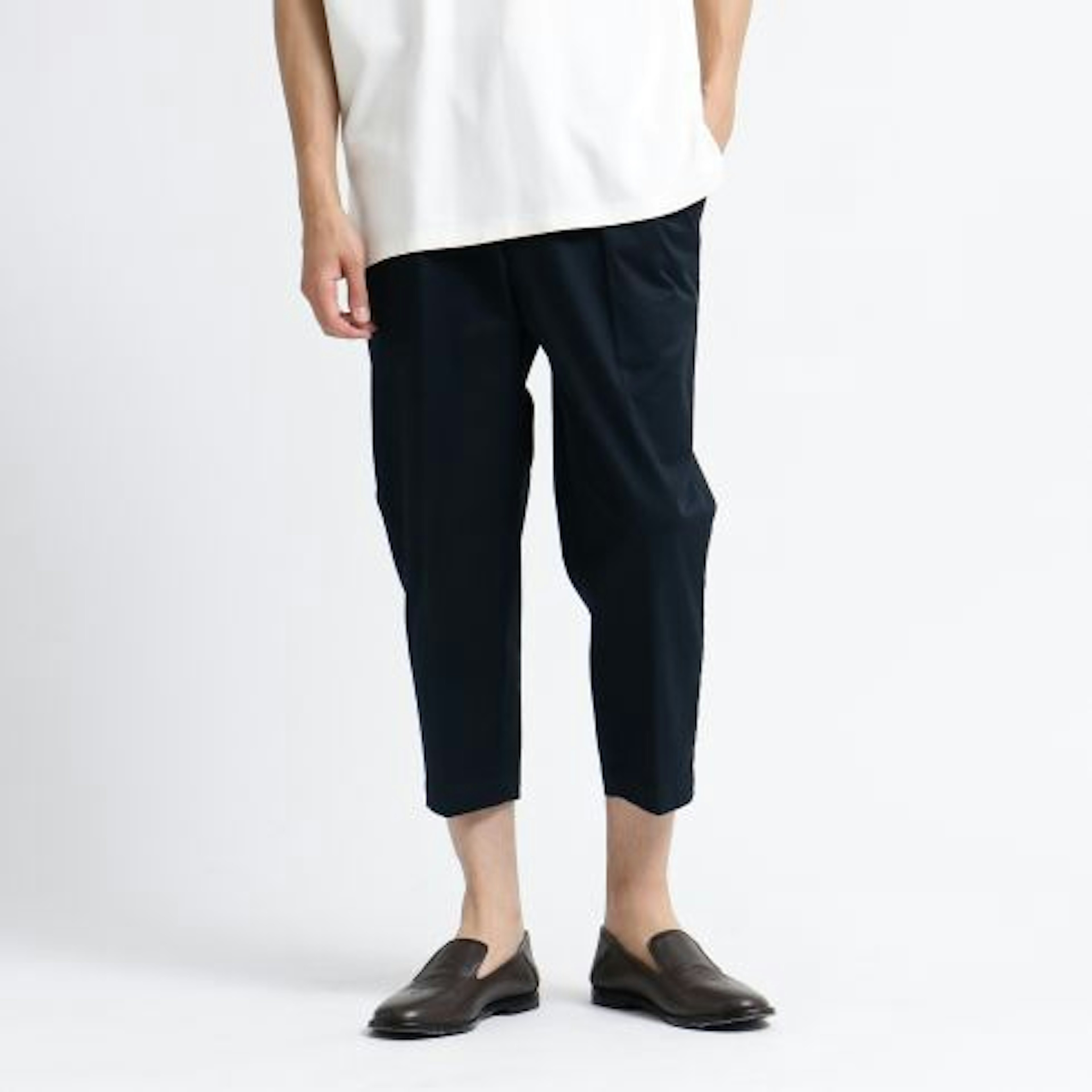 シンプルで洗練されたメンズファッションのパンツ