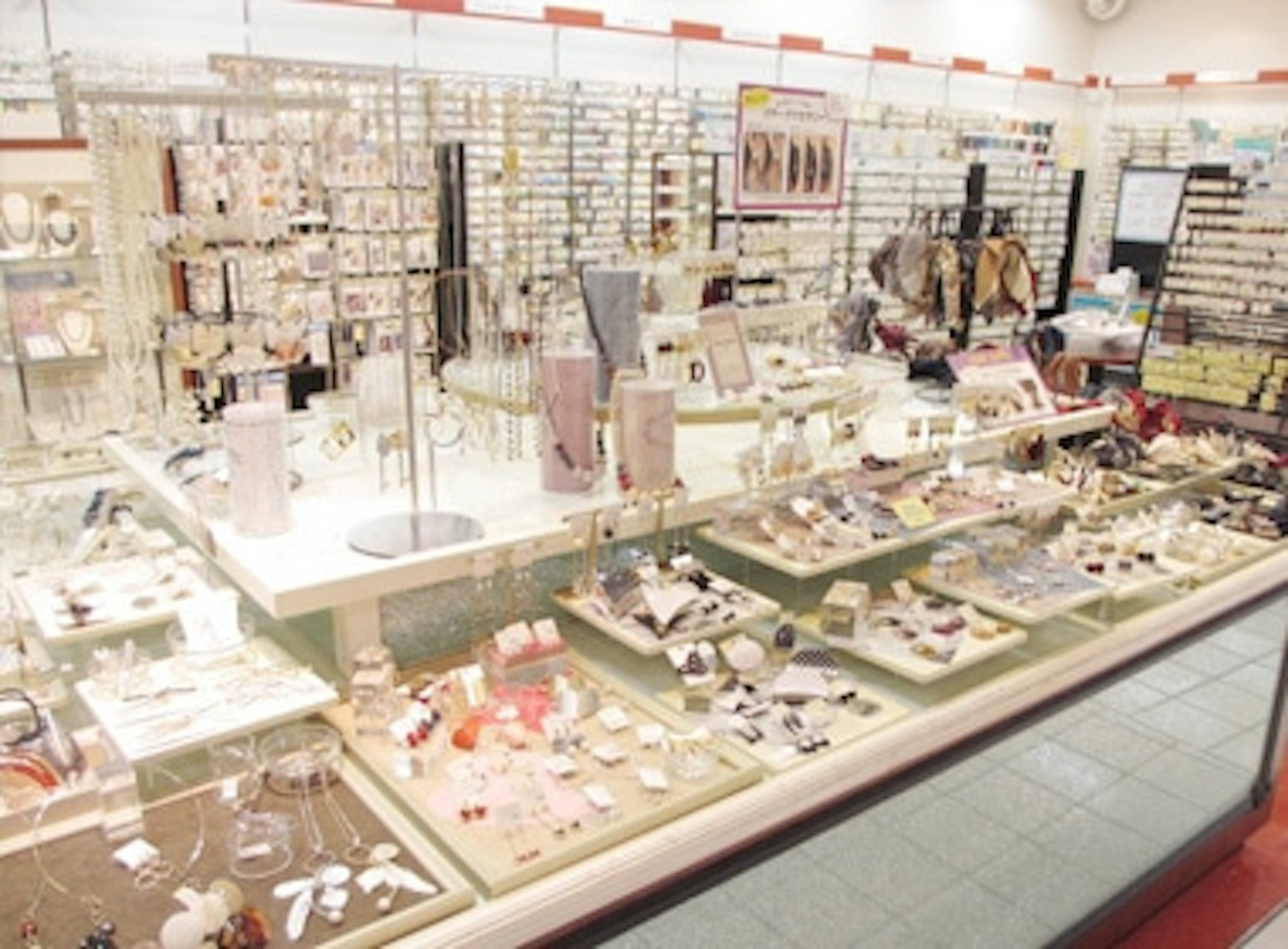 多彩なアクセサリーが揃うおしゃれな店内