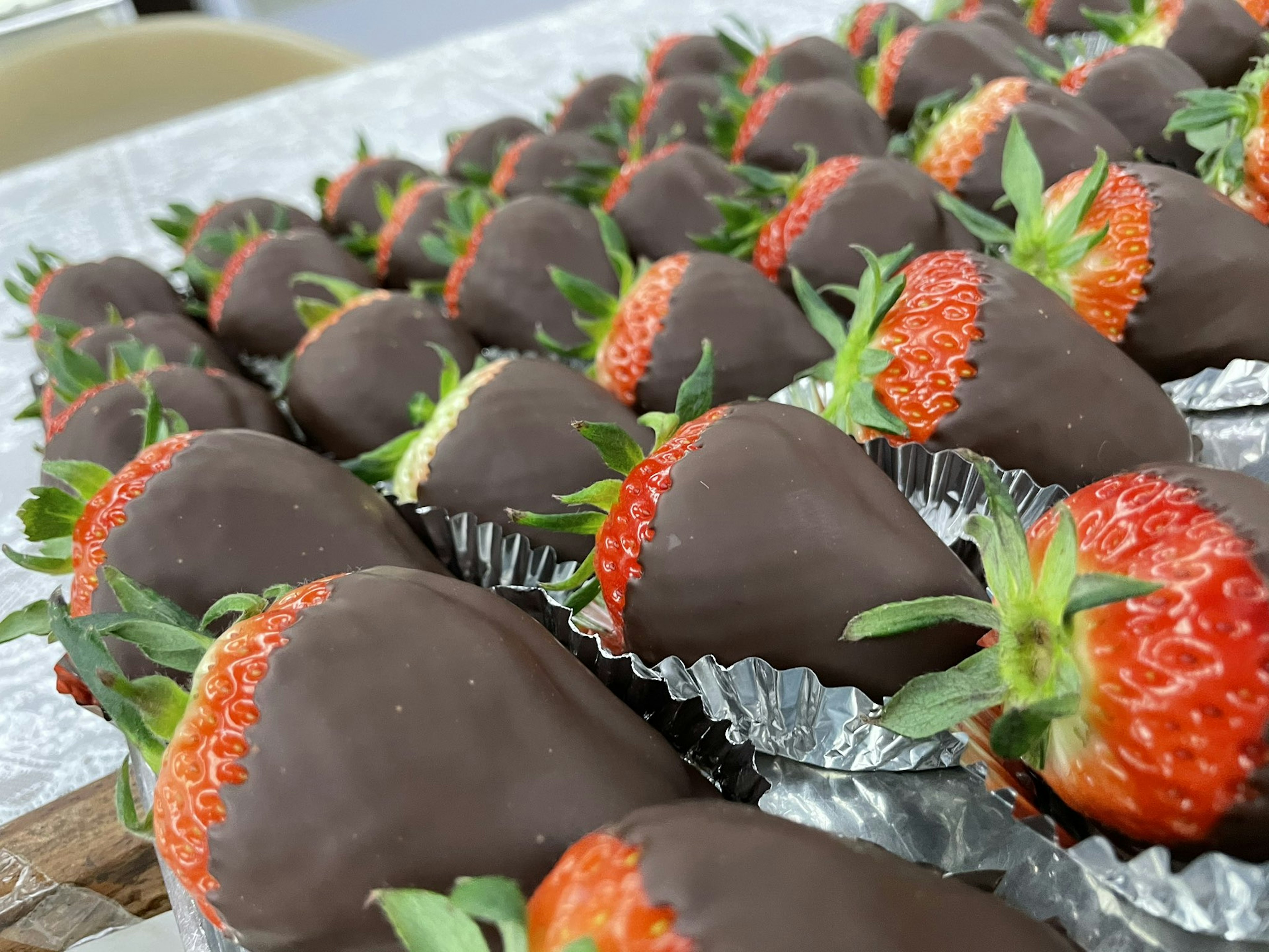 バレンタインシーズンだけ楽しめるイチゴのチョコレート掛け