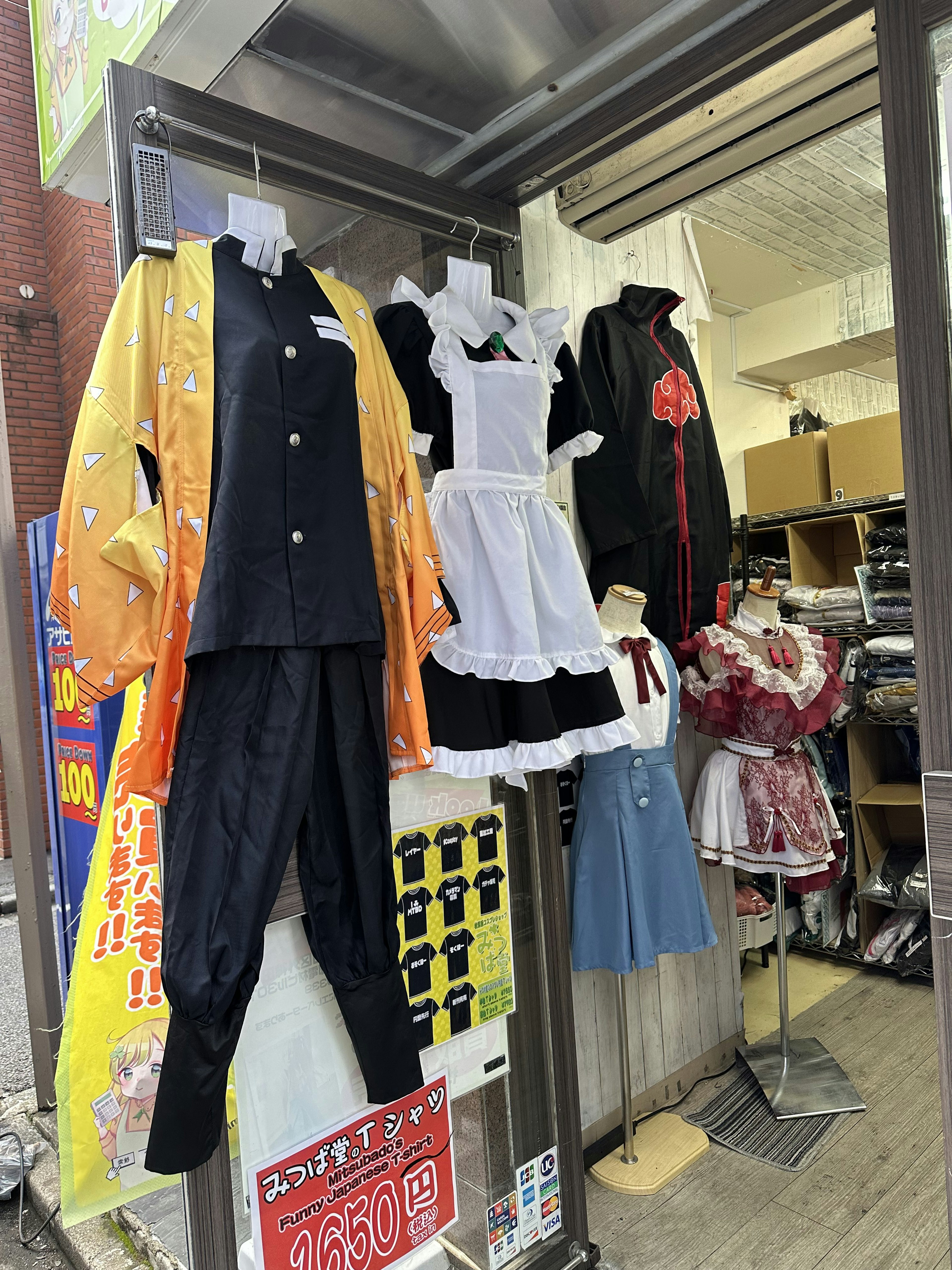 みつば堂の店内にキャラクターコスプレ衣装が展示されている