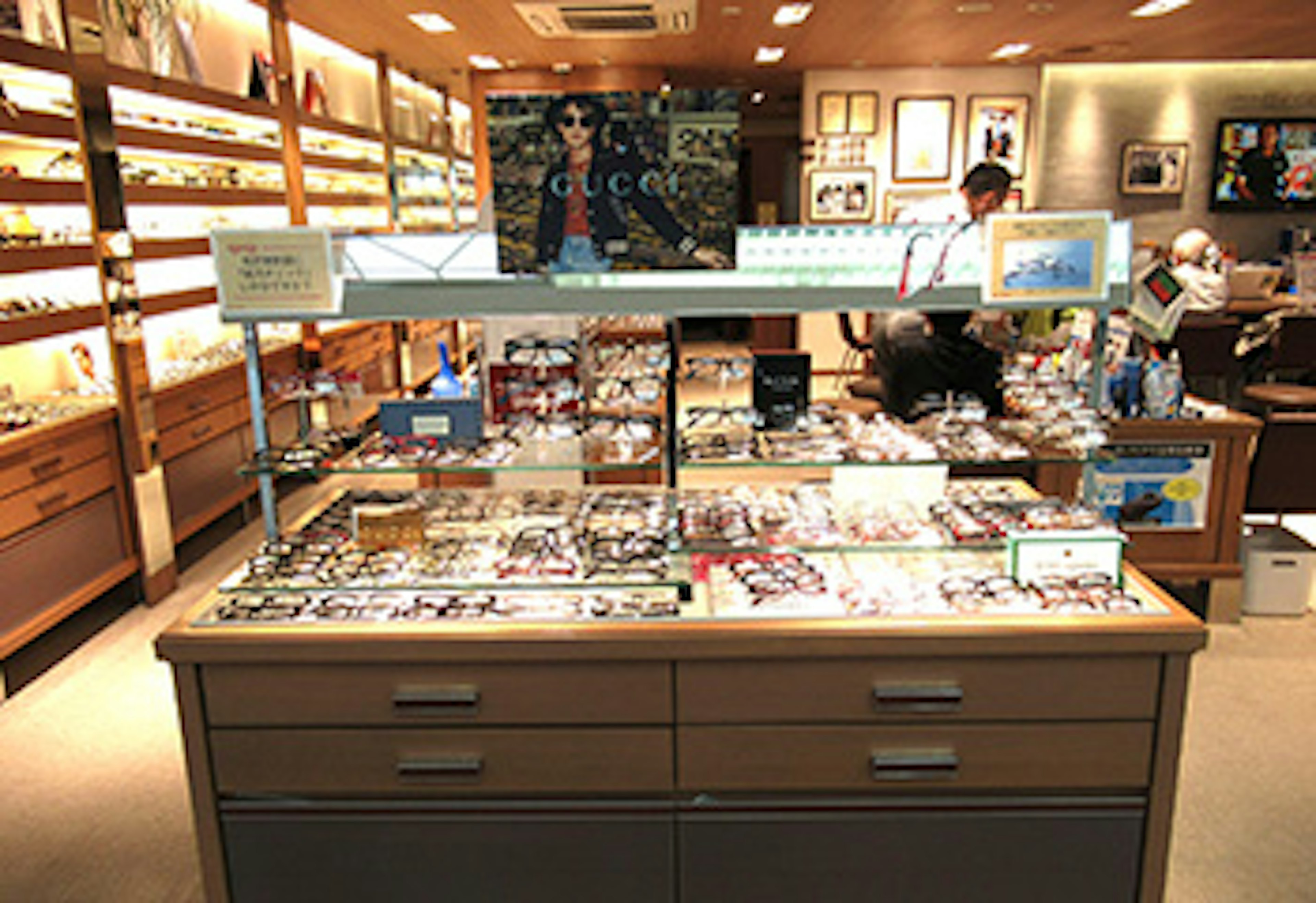 多彩なデザインのメガネが揃うおしゃれな店内