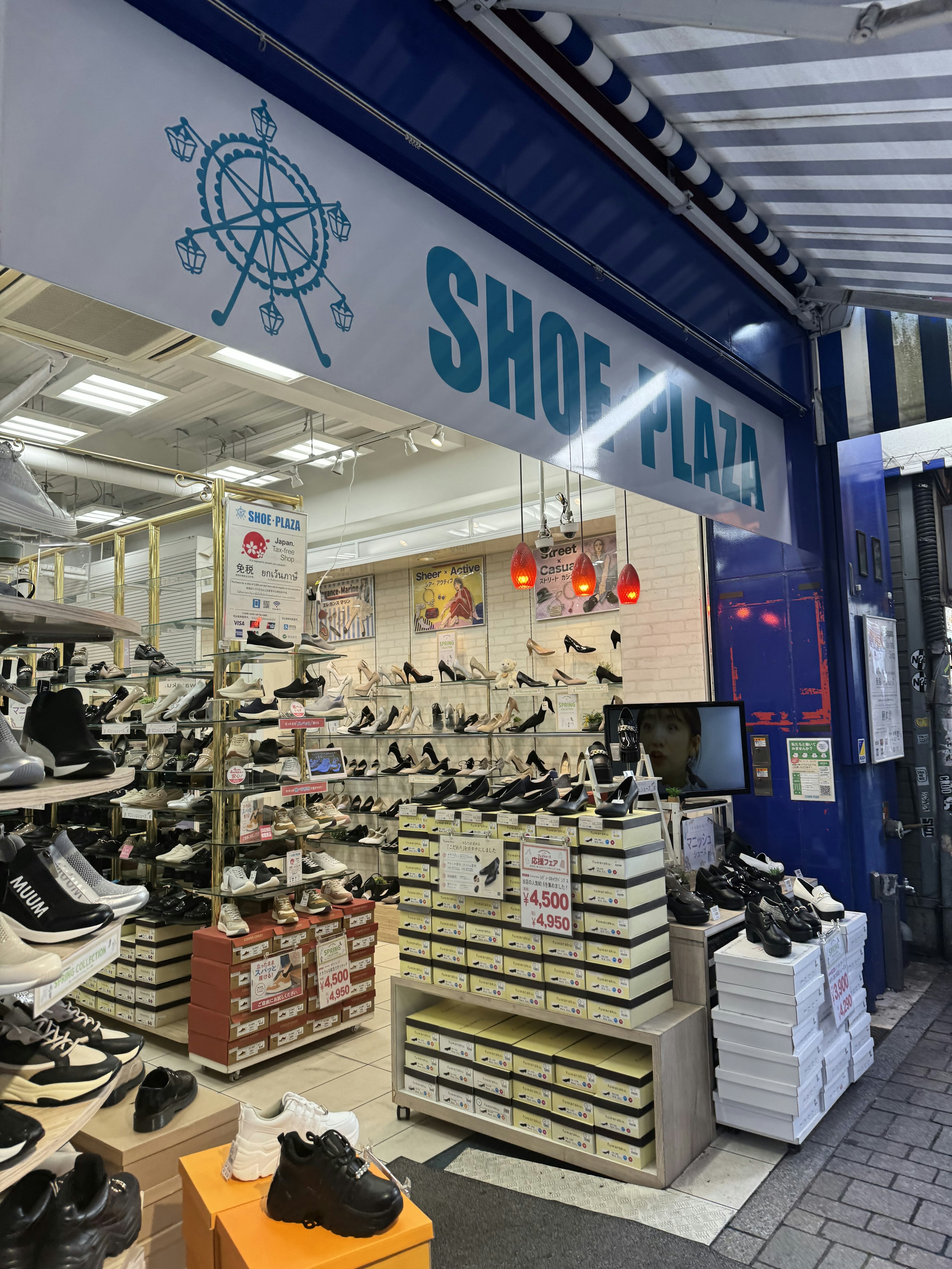 SHOE PLAZAの店舗の入口