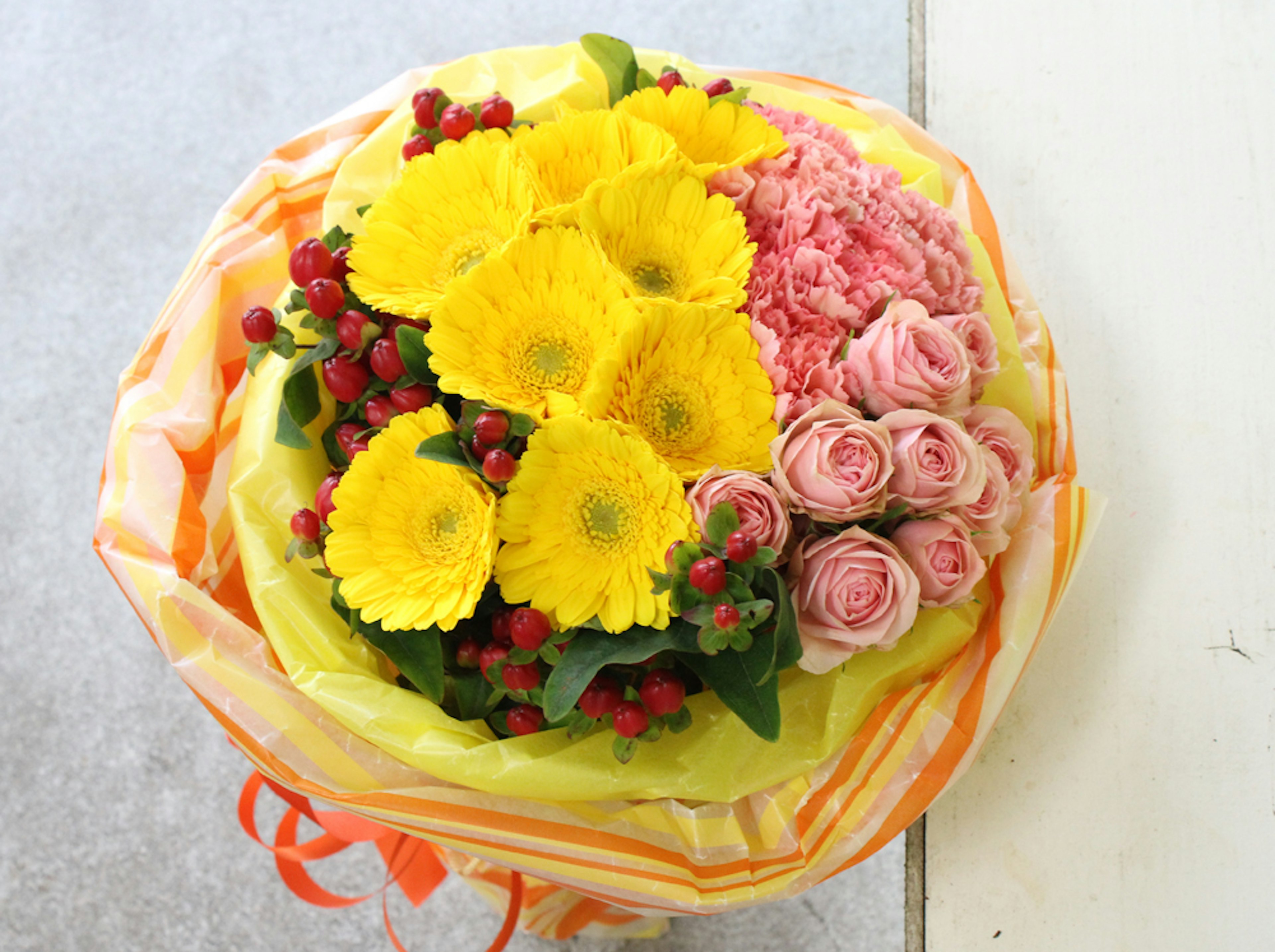 鮮やかな黄色とピンクの花束で心を癒す花屋