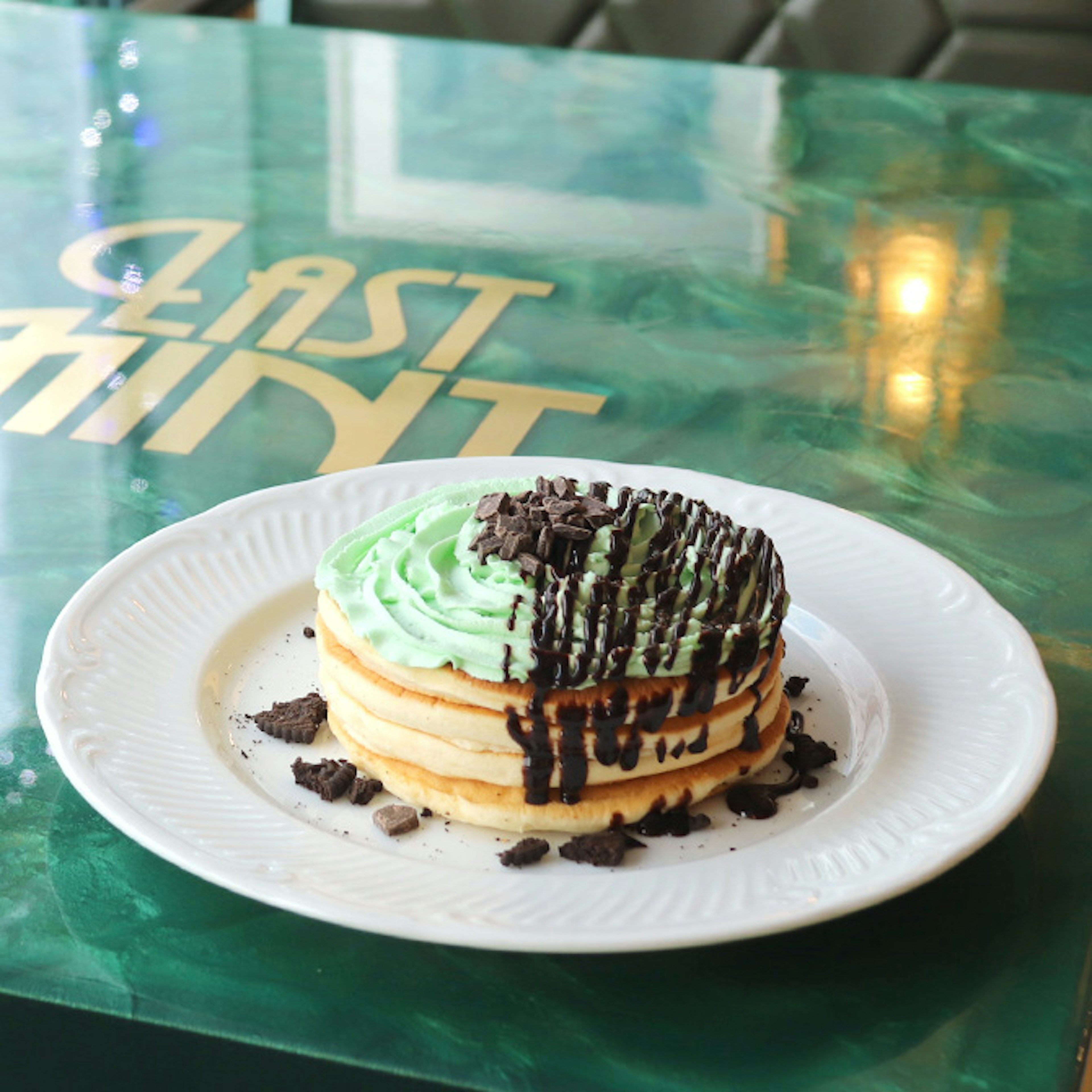 ミントクリームとザクザクチョコレートがかかったチョコミントパンケーキ