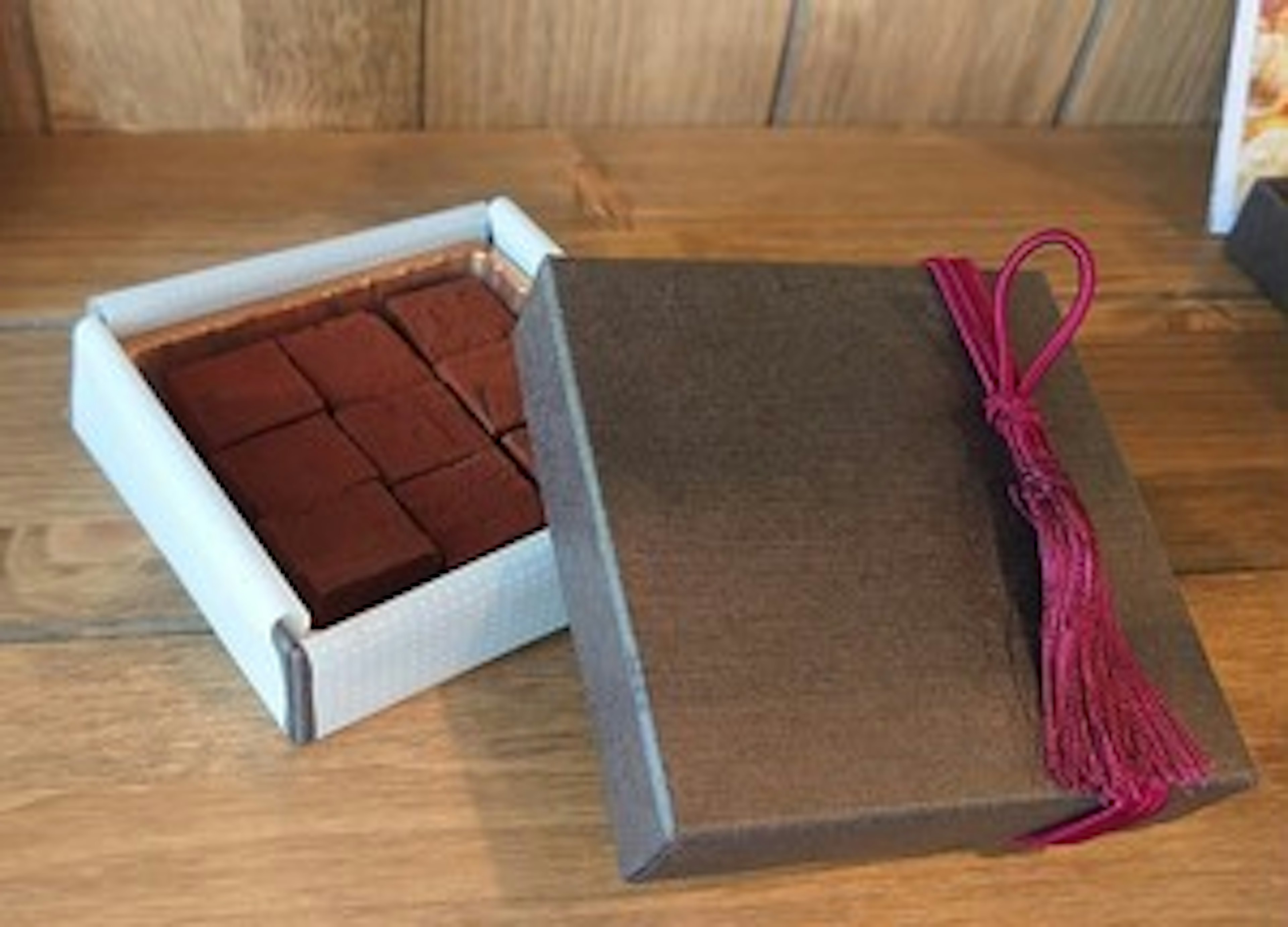 贅沢な生チョコレートが詰まった高級感あふれるギフト