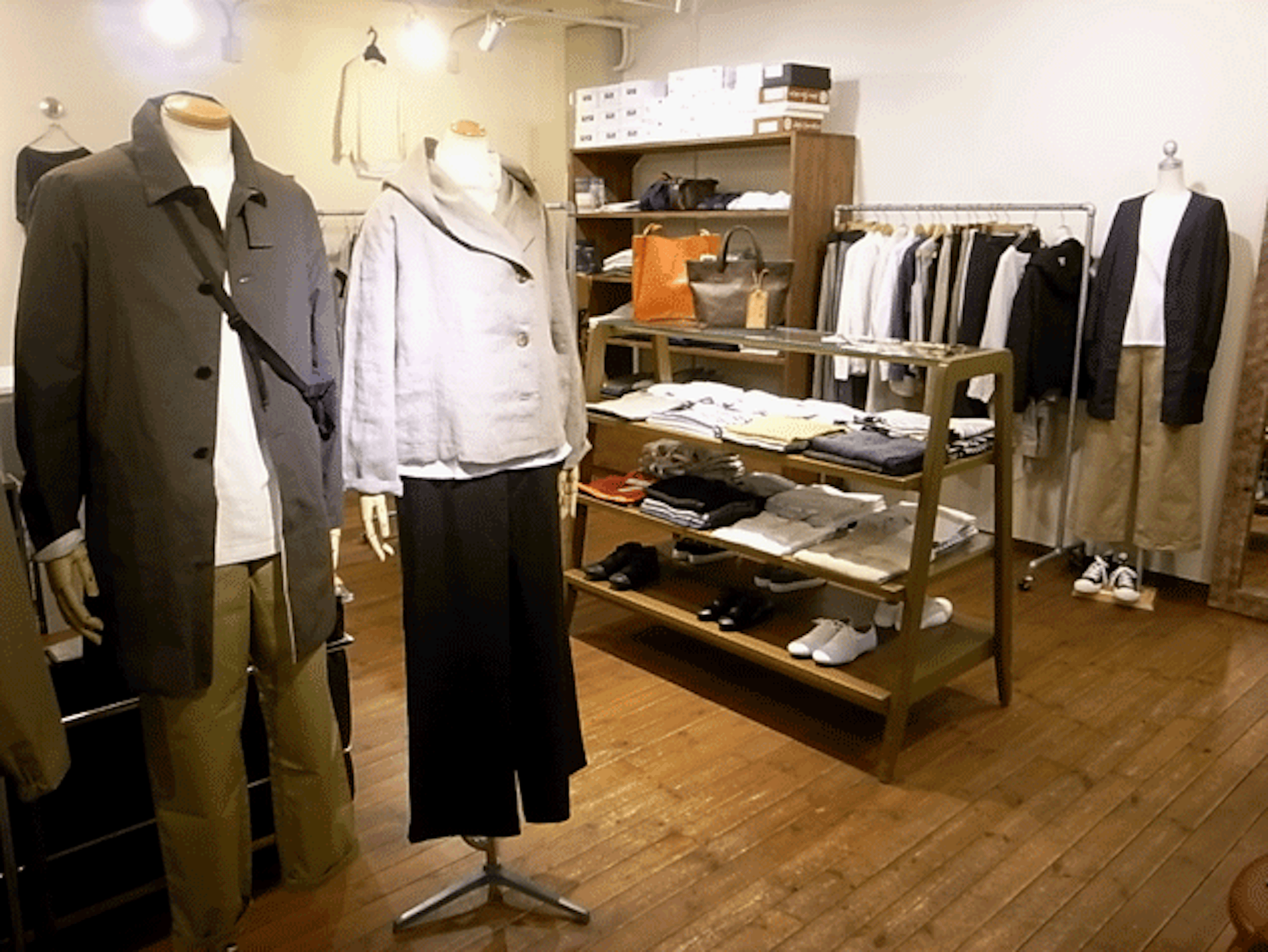 落ち着いた雰囲気のメンズファッション店内
