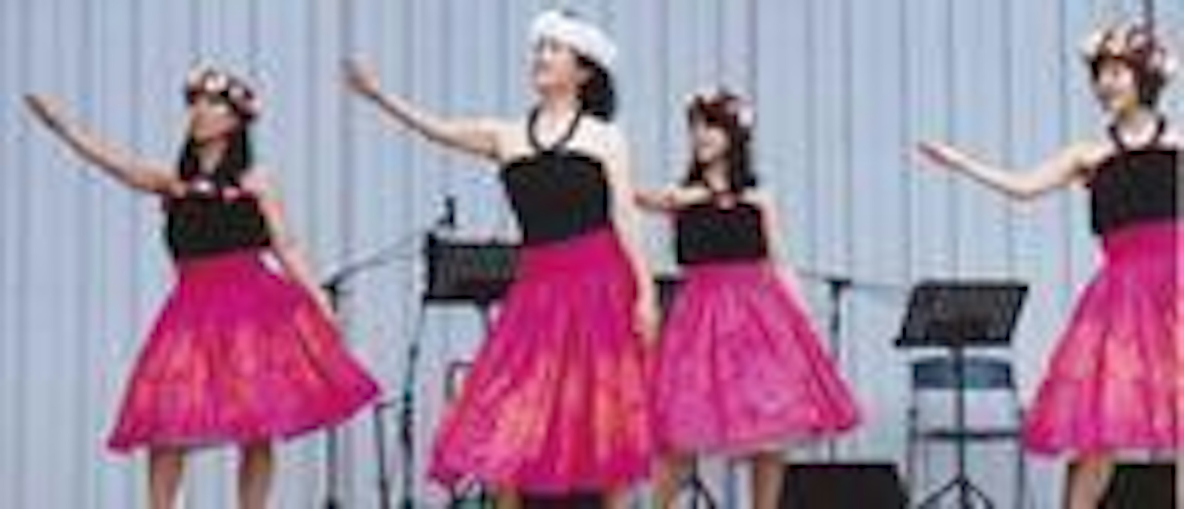 華やかなフラダンスのパフォーマンスを楽しむ女性たち