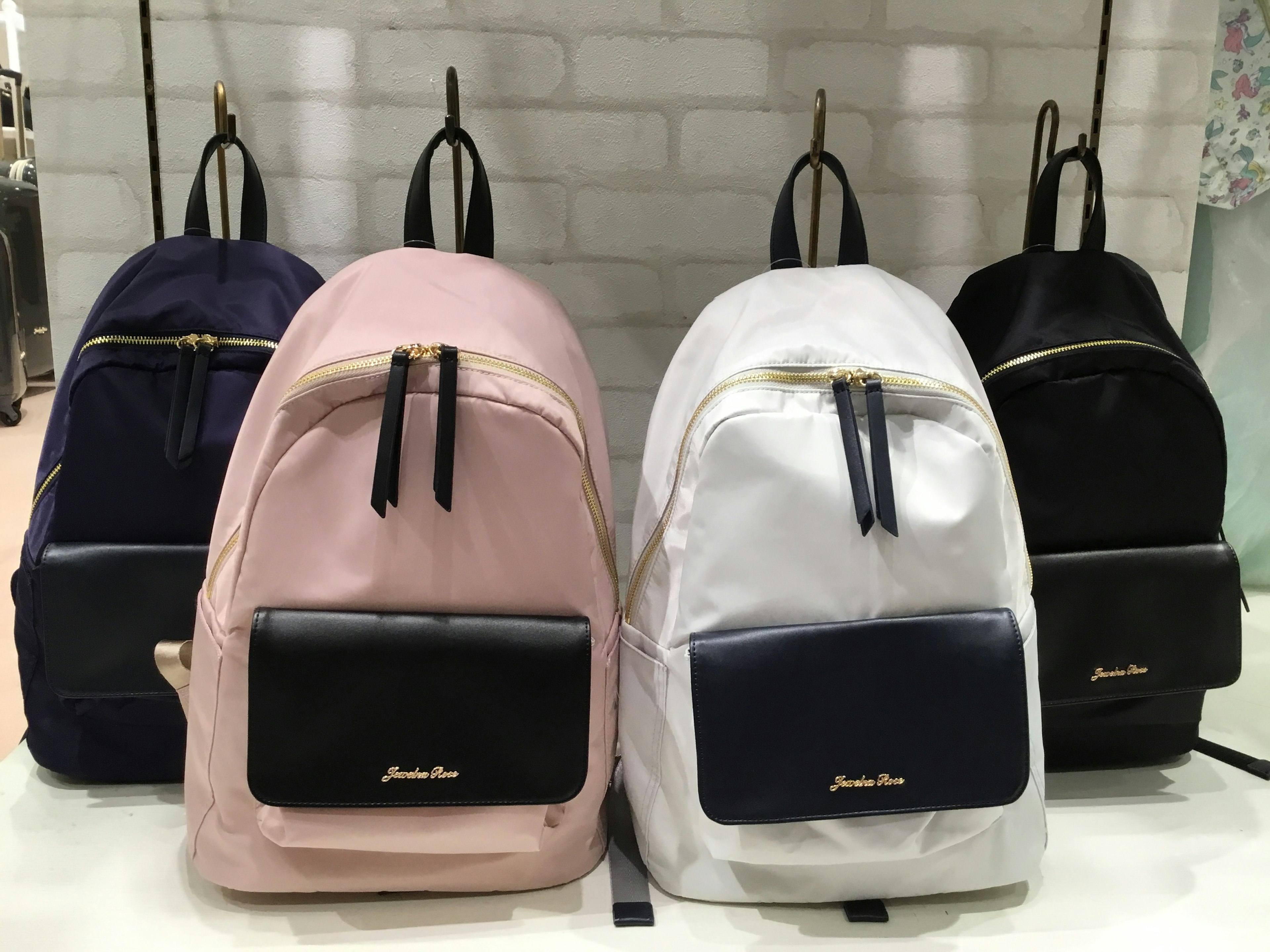 カラフルなリュックが並ぶおしゃれな店舗