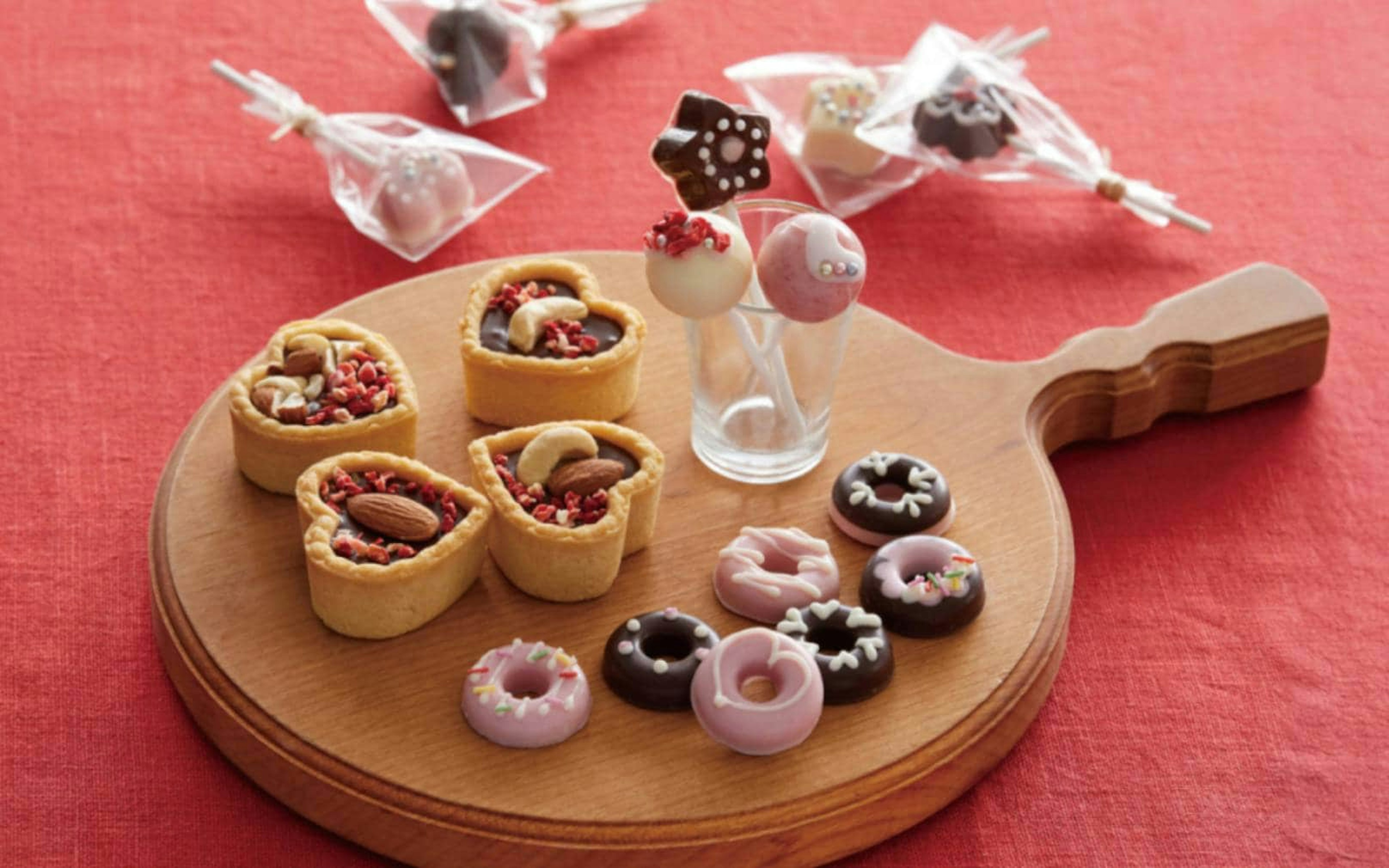 かわいい形やトッピングのチョコレート菓子が並んでいる
