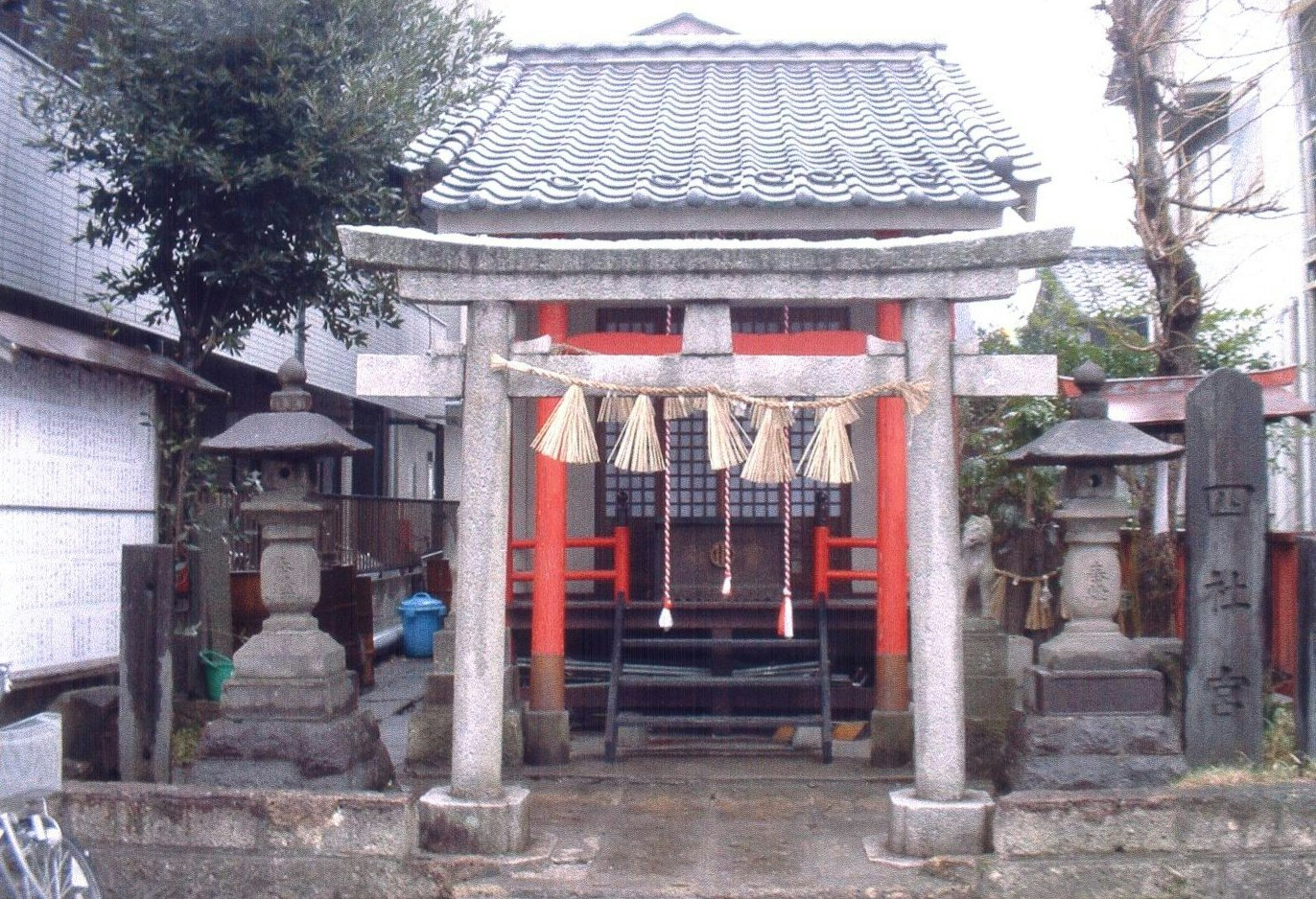静かな住宅街に佇む歴史ある神社の風景