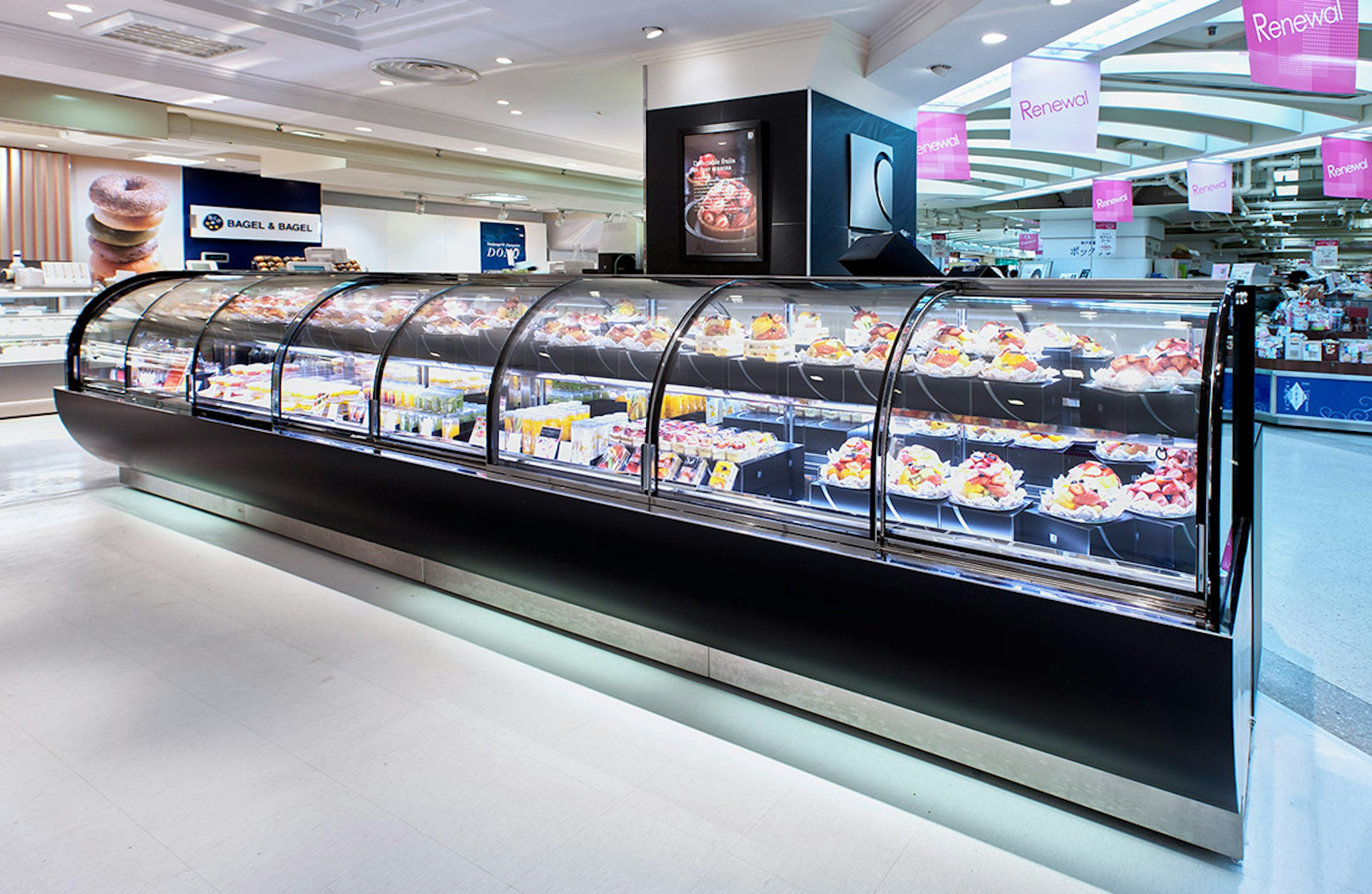 新鮮なフルーツを使った絶品スイーツが並ぶお土産店