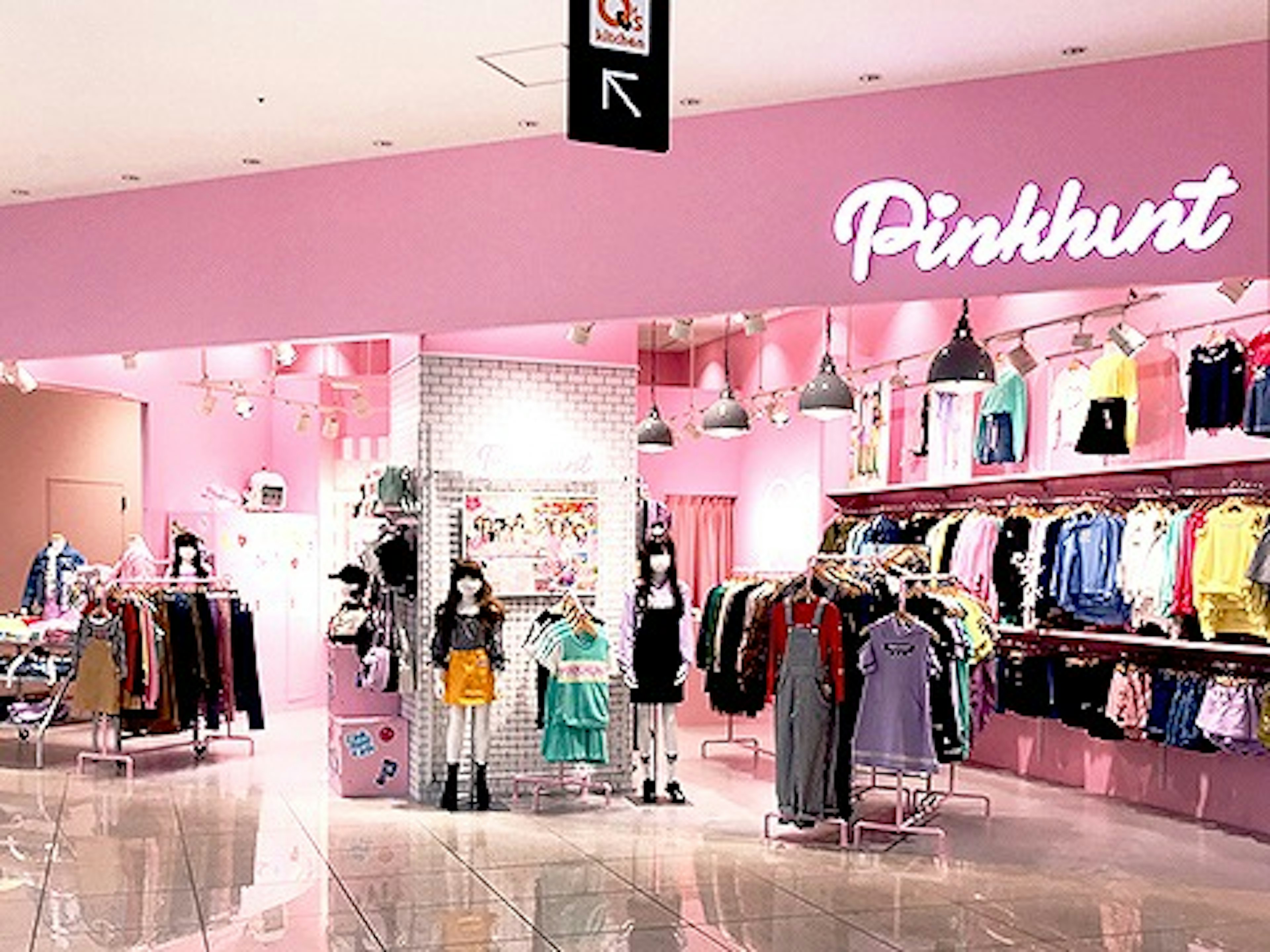 カラフルで可愛いジュニア服が揃うおしゃれな店内