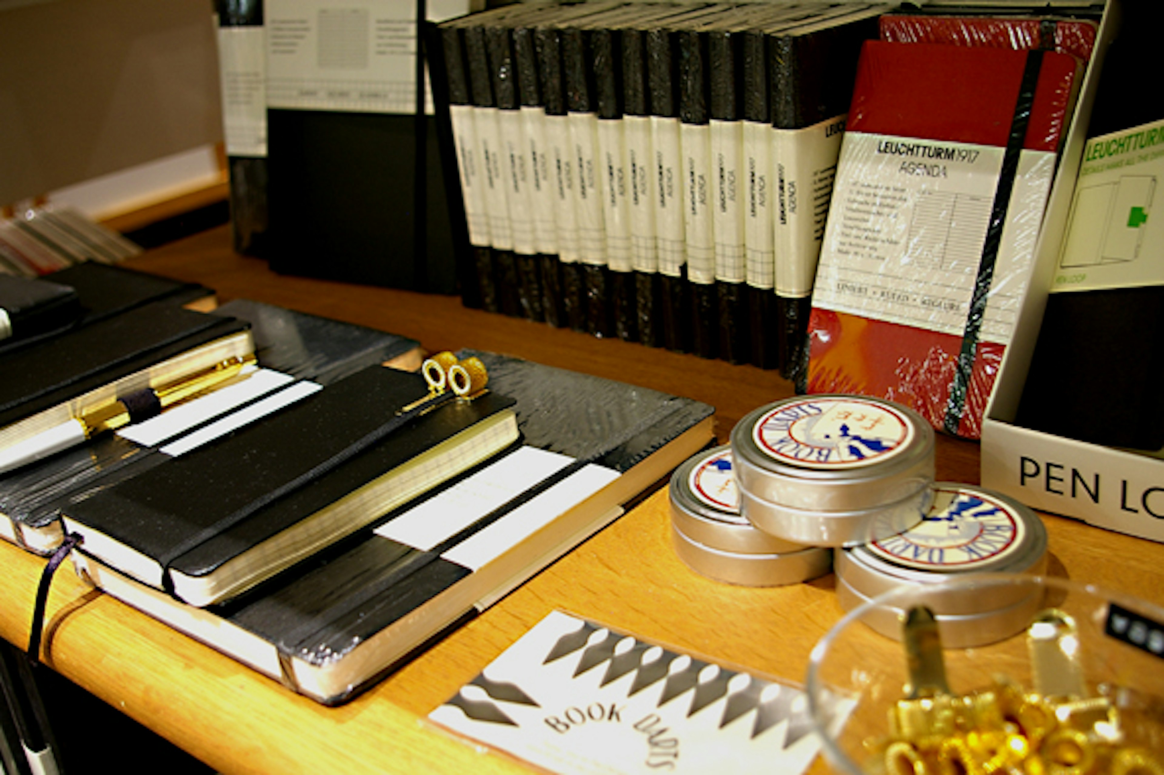高品質な手帳が揃う文房具店で、日々の記録を楽しむ