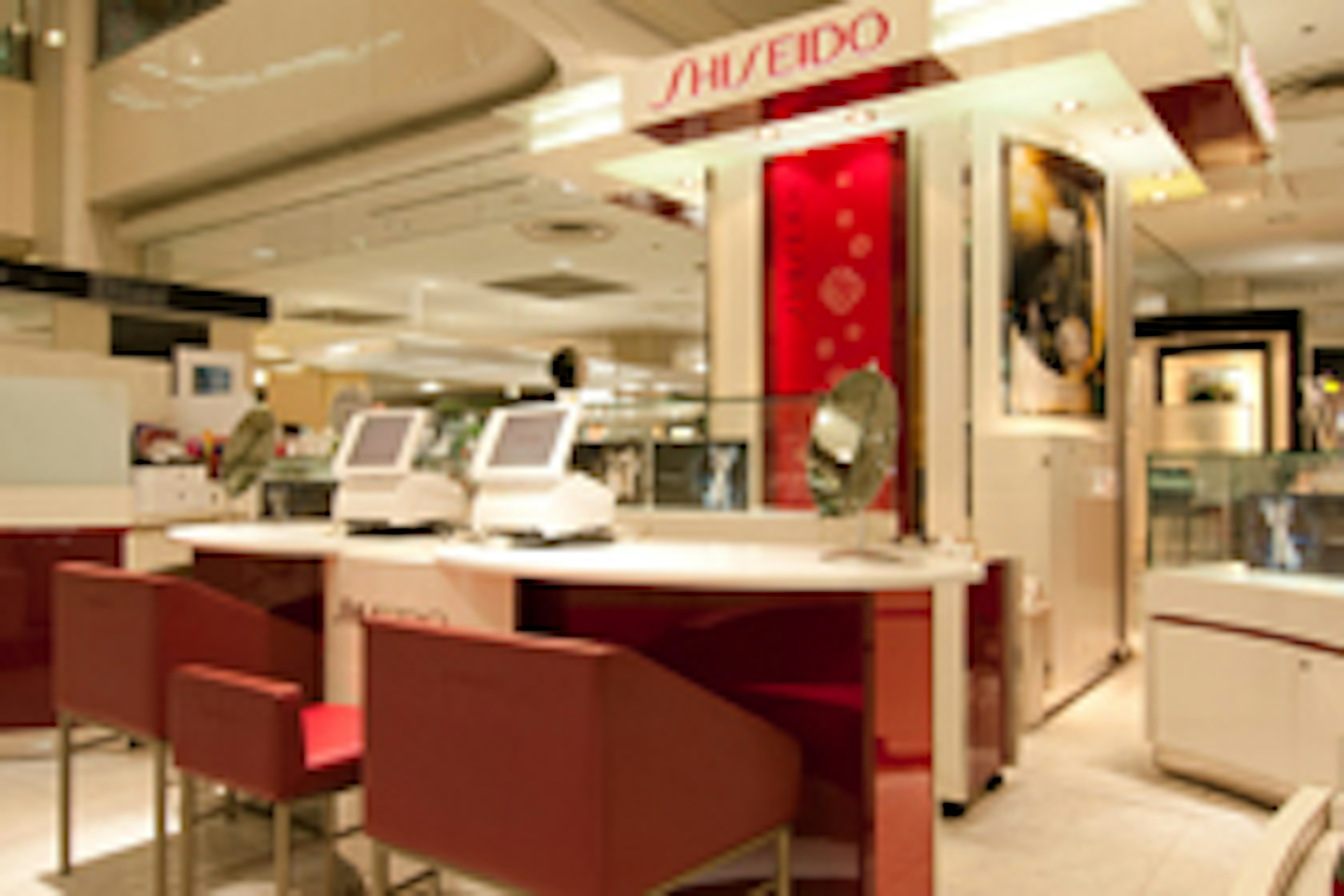 最新コスメが揃う、洗練された店内のコスメショップ