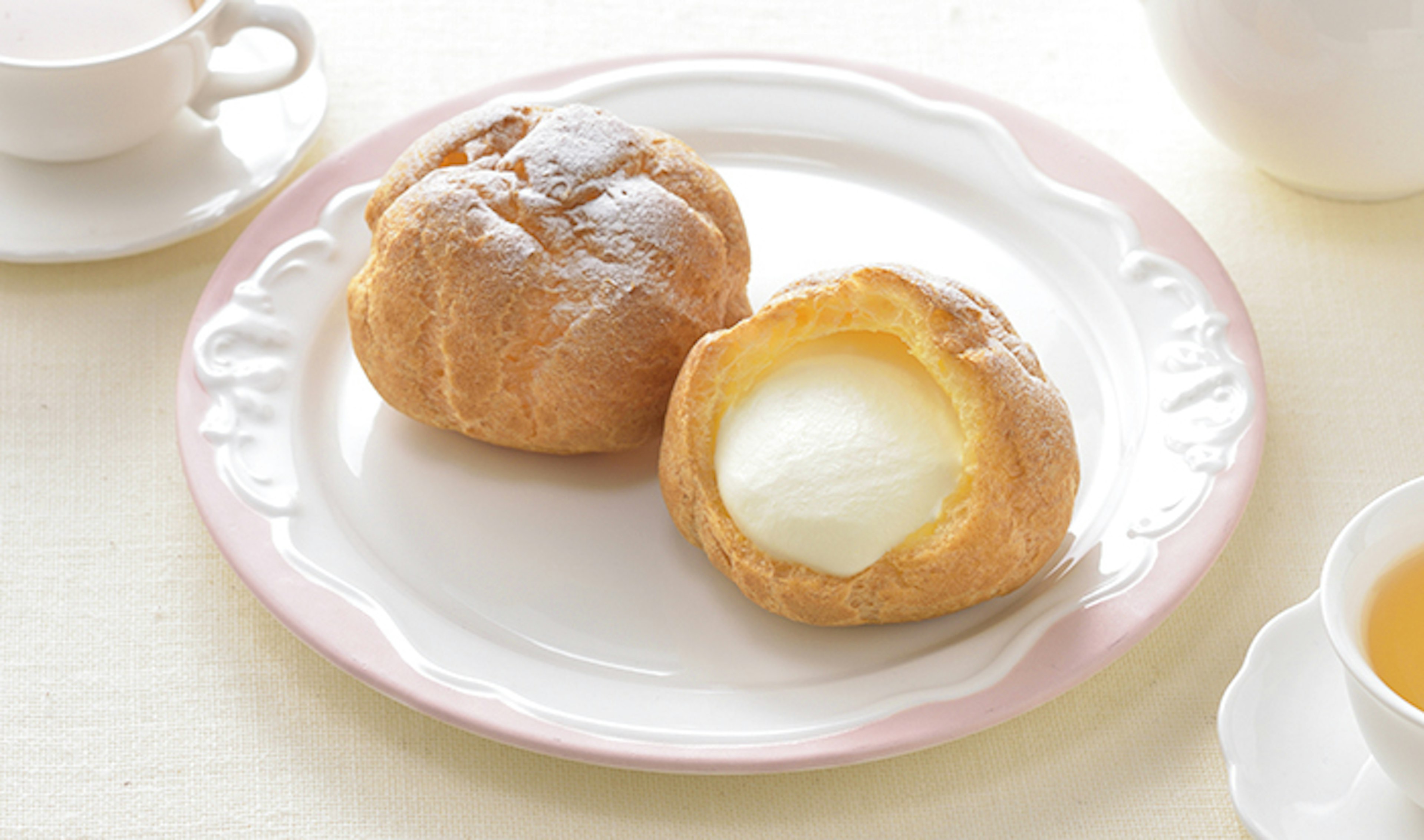 ふわふわのシュークリームと濃厚なクリームの絶妙なハーモニー