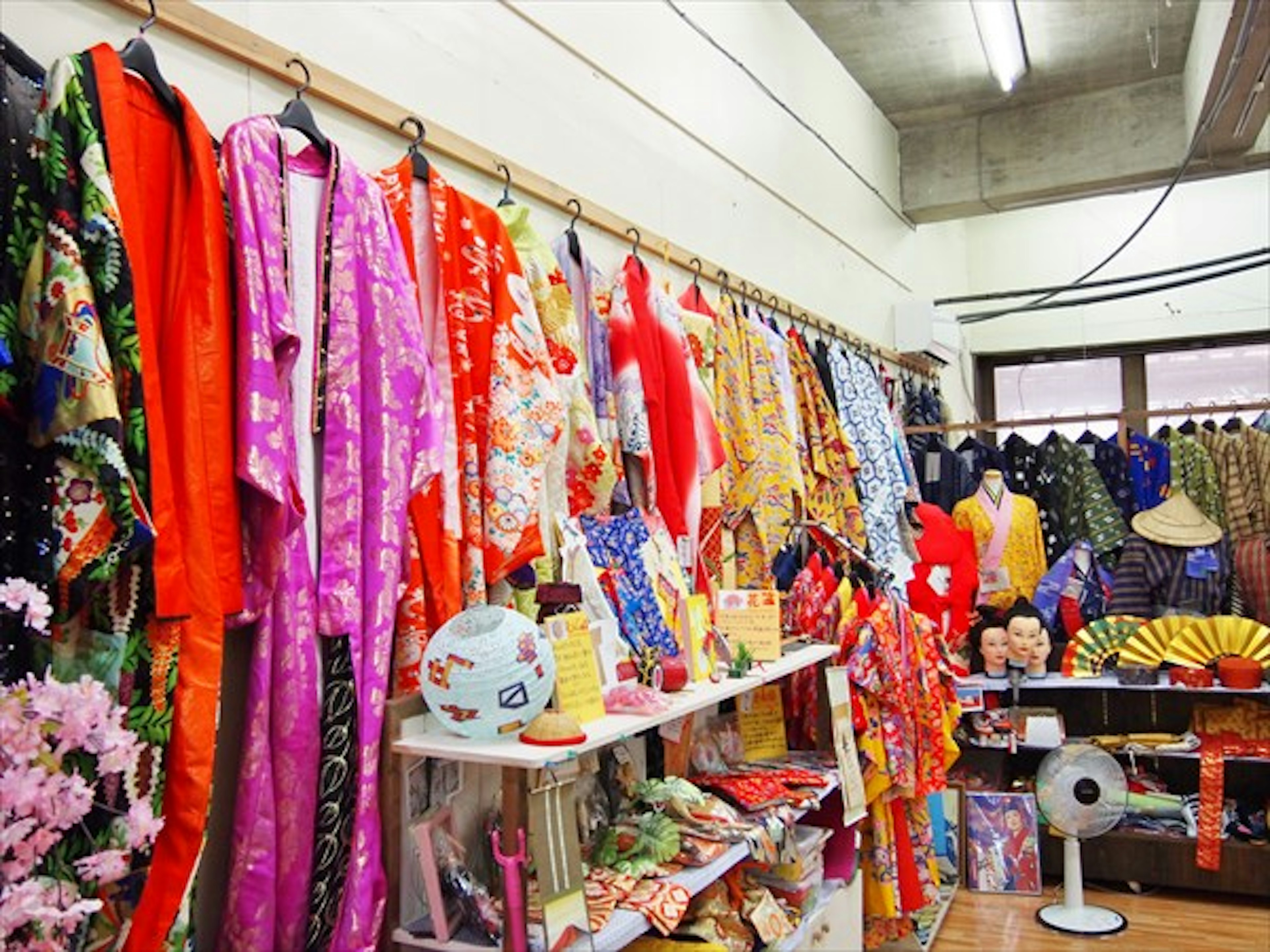 色鮮やかな着物が並ぶ店内で日本文化を体験
