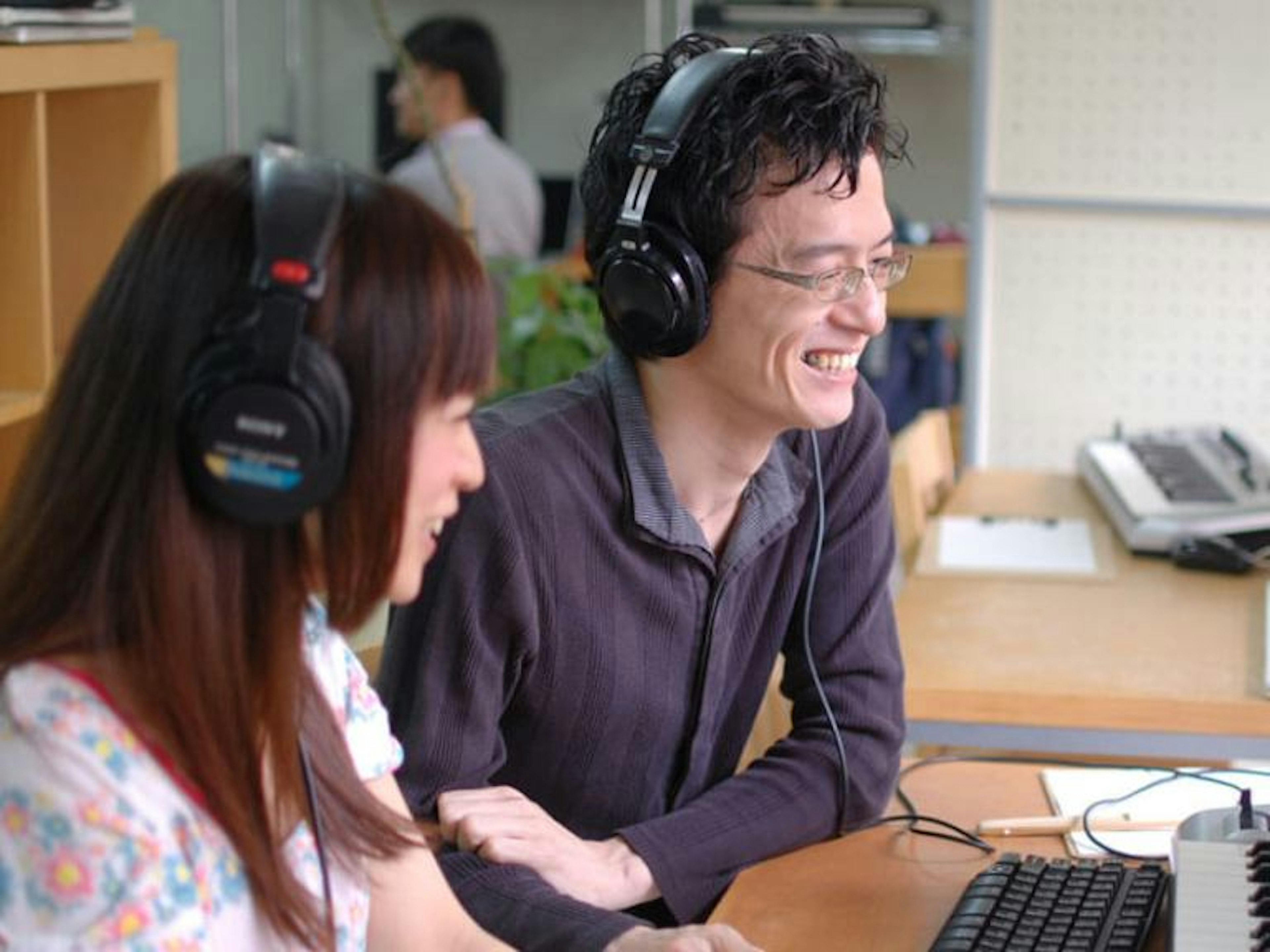 音楽教室で楽しく学ぶ生徒と講師の様子